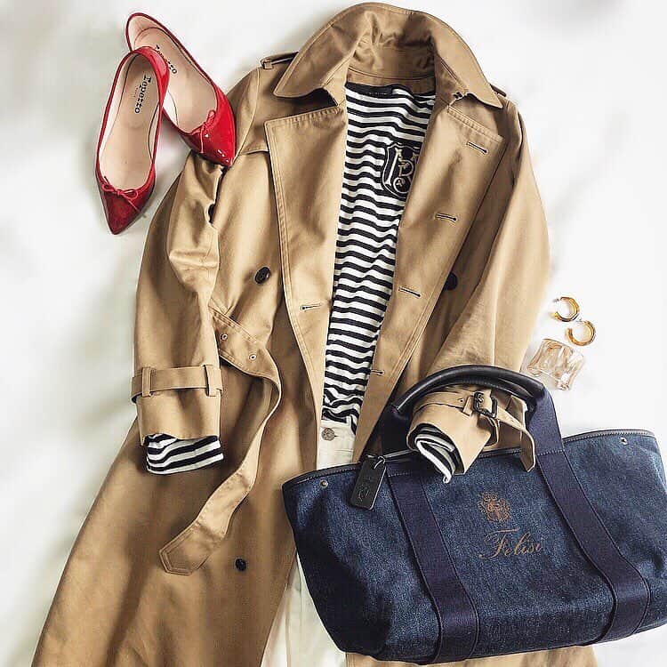 のインスタグラム：「#outfitoftheday  トレンチ×ボーダー×赤レペット🇫🇷 フレンチシックなコーデで美容皮膚科へ。 ・ ・ 私の顔の左こめかみ辺りに、 かれこれ10年以上も鎮座していた大きめのシミ。 いろんな人に「ぶつけたの⁇」と心配されてきた、 アザのようなシミ。 ついにレーザーで取ってきました！ ダウンタイムで瘡蓋になるので、まだしばらくはテープで保護&隠さなくてはいけませんが、1週間ほどで瘡蓋が取れて綺麗になってくるとのこと。 コンシーラーで隠してもシミが目立つので、写真はいつも左向きでしたが、これからは右も向けそうです(笑) ・ ・ coat：#hyke #ハイク tops：#madisonblue #マディソンブルー pants：#ronherman #ロンハーマン  bag：#felisi #フェリージ shoes：#repetto #レペット accessory：#stellarhollywood #ステラハリウッド ・ ・ ・ デニム地が可愛い @felisi_japan のトートバッグ。 デニムのバッグって、持っていなかったので新鮮です✨✨ ・ ・ ✴︎✴︎✴︎✴︎✴︎✴︎✴︎✴︎✴︎✴︎ ・ フェリージでは、 3月27日(水)〜4月9日(火)までの期間、 銀座三越にて「Felisi Fair」を開催するのだそう。 4月2日(火)まではカスタムオーダーなども出来るみたいなので、気になる方は是非お立ち寄りになってみてくださいね。 ・ 詳しくはこちら♡ ↓↓↓↓↓↓ http://www.felisi.net/ext/news/2019/03/18-ginzamitsukoshi.html ・ ✴︎✴︎✴︎✴︎✴︎✴︎✴︎✴︎✴︎✴︎ ・ ・」