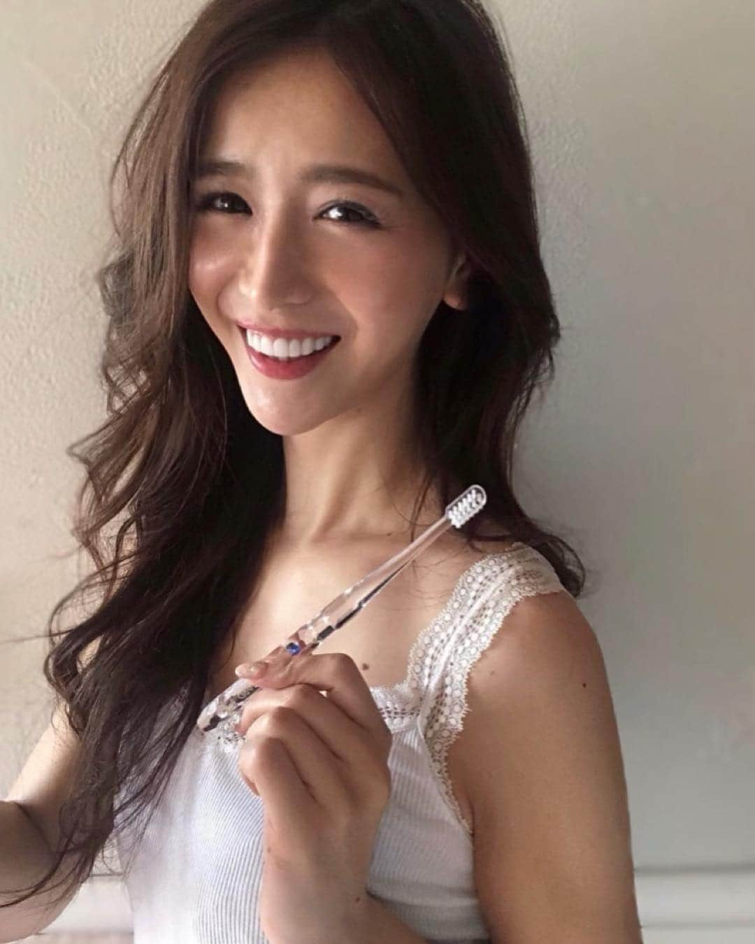 丸山悠美さんのインスタグラム写真 - (丸山悠美Instagram)「スワロフスキー付きの可愛い歯ブラシ💍 . アパガードとスワロフスキーのコラボで、さりげないキラキラが可愛くて歯みがきが楽しいです♡  ドラッグストアやネットで買えるそう✨  ちなみに歯みがきはここ数年ずっとアパガード。 白い歯にアパガードプレミオは欠かせません。無くなったらオロオロしてしまうくらい愛用しています。笑  #スワロフスキークリスタル #アパガードクリスタル歯ブラシ #アパガード #歯ブラシ #歯磨き #スワロフスキー #オーラルケア #PR」3月25日 20時00分 - maruyumi