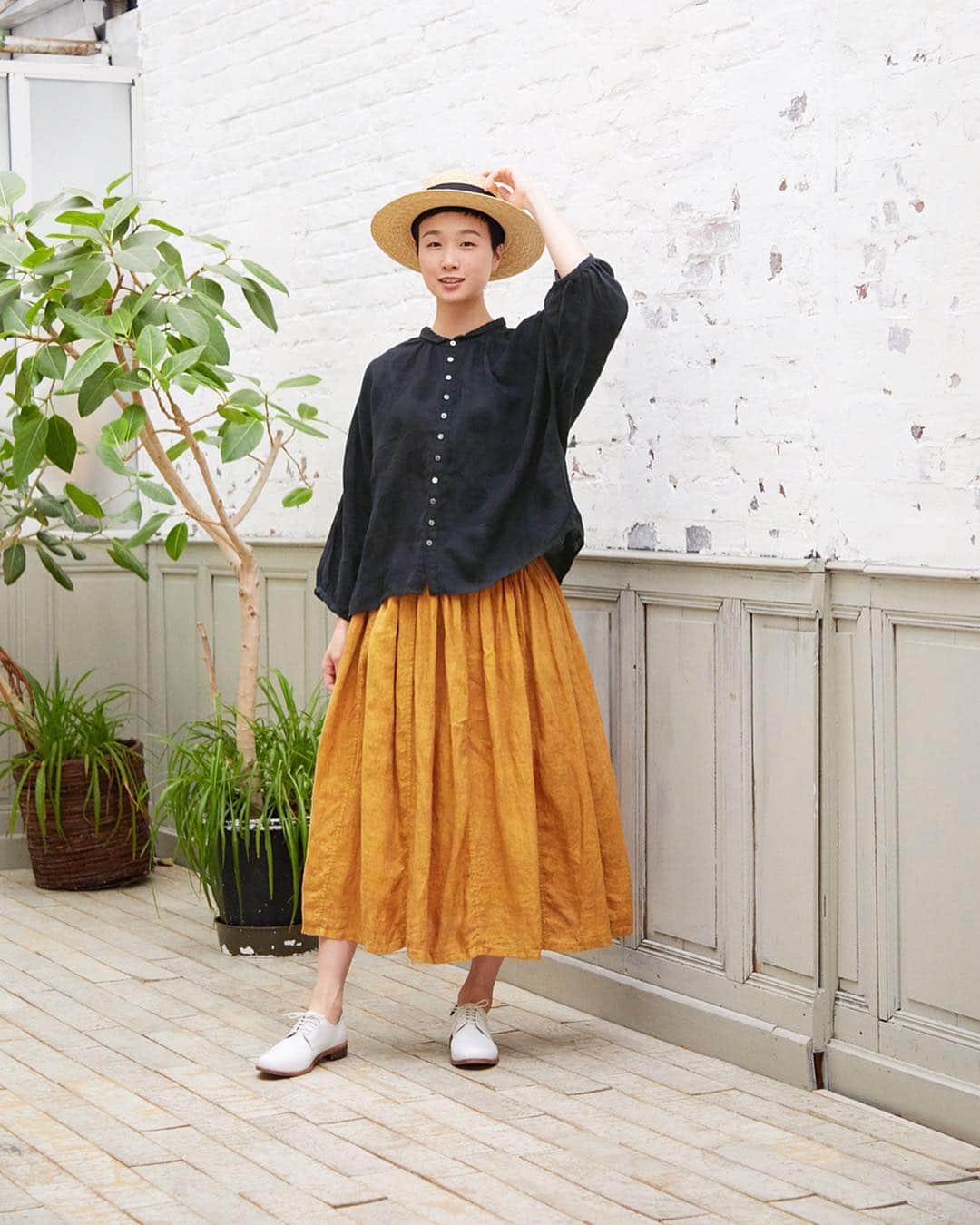 のインスタグラム：「育てる楽しみが味わえる【 HEAVENLY 】ベルギーリネンの装い﻿ ﻿ 産地や素材によって種類が豊富なリネン。その中でも、しなやかなで良質な“ベルギーリネン”を使った新作が「HEAVENLY」から到着しました。﻿ 長く楽しめる風合いと着心地も快適な、リネンの着こなしをご紹介します。﻿ ﻿ ﻿ ﻿ -----------﻿ ■リネンドット織シャツ［DLW-2A29-0944-A］﻿ 同色の織りで表現されたドット模様のリネンシャツ。﻿ ドルマンスリーブやふんわりとしたボリュームのあるシルエットに、女性らしさを感じさせる小ぶりな襟や袖口がポイント。﻿ 着続けるほどにさらにやわらかくなり肌に馴染んでくれます。﻿ ﻿ ﻿ -----------﻿﻿﻿ ■ベルギーリネンストライプスカート［DLW-2A29-0943-A ］﻿ ベルギーリネンのハリとギャザーで、ふっくらとした膨らみが魅力のスカート。﻿ よく見るとわかる細かなストライプ柄は、着こなしにさりげないアクセントをくれます。﻿ コットンの裏地付きで通気性があり、ロングシーズン快適に着用できます。﻿ ﻿ ﻿ -----------﻿﻿﻿ ■ベルギーリネンシャンブレーペプラムカーディガン［DLW-2A29-0939-A］﻿ 裾にかけて広がるペプラムデザインが女性らしい、ベルギーリネンのカーディガン。﻿ 清涼感のあるシャンブレー生地の軽やかな着心地とゆったりとした身幅で、これからの重ね着スタイルも楽しめます。﻿ ﻿ ﻿ -----------﻿﻿﻿ ■リネンサロペット［DLW-2A29-0938-A］﻿ さらりとした風合いの麻素材を使用したサロペットパンツ。腰まわりにゆとりをもたせたウエストタックと、ゴム入りの背面でほどよくフィット感もある快適な着心地。パンツ部分は丸みを表現したシルエットで女性らしく。大きめに開いた腕周りは様々なトップスを合わせられます。﻿ ﻿ ﻿ -----------﻿﻿﻿ ■ベルギーリネンシャンブレーガウン［DLW-2A29-0941-A］﻿ くったりとしたやわらかな風合いで、着心地もやさしいベルギーリネンのガウン。﻿ 広めに開いたVネックがカジュアルにもきれいめにも合わせやすく、季節の変わり目にもさっと羽織れる便利な一枚です。﻿ ﻿ ﻿ -----------﻿﻿﻿ ■リネンリップルワンピース［DLW-2A29-0942-A］﻿ 凹凸感のあるさらりとしたリネンのリップル素材を使用したノースリーブワンピース。﻿ 生地の表情を生かしたシンプルなデザインで、さまざまなアイテムとも雰囲気良く合わせられます。﻿ ﻿ ﻿ ﻿﻿ ﻿ ------------------------------﻿﻿﻿ ▶️お買いものは写真内のタグをタップしてくださいね。またはプロフィールからもナチュランへリンクしています。→@natulan_official﻿﻿﻿ ﻿ ▶️写真内のタグは、販売中でも消えている場合がございます。ぜひ、ナチュランの検索窓から、商品コード又は商品名を、検索してみてくださいね。﻿﻿﻿ ﻿ ▶️プロフィール画面では、季節のおすすめ商品や、再入荷情報をご紹介しています。ぜひ、ご覧くださいませ。→@natulan_official﻿﻿﻿ ﻿ ﻿﻿﻿ -----------﻿﻿﻿ #今日のコーデ #コーディネート #ファッション #ナチュラル #ナチュラン #natulan #日々の暮らし #暮らしを楽しむ #シンプルライフ #シンプルコーデ #暮らし #春コーデ #大人コーデ #春 #春の装い　#サロペット #カーデ #リネン #ベルギーリネン #ベルギー #スカート　　#natulan_official　@tarafuku333」
