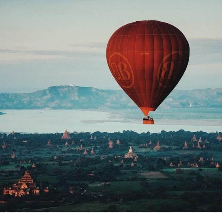 Lonely Planetさんのインスタグラム写真 - (Lonely PlanetInstagram)「#LonelyPlanet photographer @ed_norton pictured this balloon floating serenely over the endless temples, pagodas and ruins of #Myanmar's #Bagan. 🎈」3月25日 20時01分 - lonelyplanet