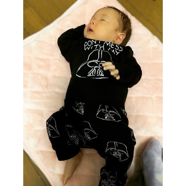 NON-Pさんのインスタグラム写真 - (NON-PInstagram)「今日ゎ、ユウちゃんと一緒に近所の桜道をお散歩しながらスーパーへ🤱🏻☀️🌸 ・ ユウちゃんゎ小さいから埋もれてるし、爆睡してるから、桜なんてちっとも感じれてないけどw ・ 今週末が満開らしーね🌸 でも週末とか夜ゎ、酒が飲みたいだけのパーティー野郎たちが多くなるから嫌だ❌ 住民からすると、ただただ迷惑なんです…💧 ・ ・ #🌸 #sakura #お花見 #お散歩 #抱っこひも #産まれてきてくれてありがとう  #0220 産まれ #👶🏻 #新生児 #baby #boy #papa #mama #family #happy #smile  #友優心 #ゆうしん #yuushin #cute #🤱🏻 #家族 #宝物 #mylove #iloveyou #愛してる」3月25日 20時01分 - nonp_mam