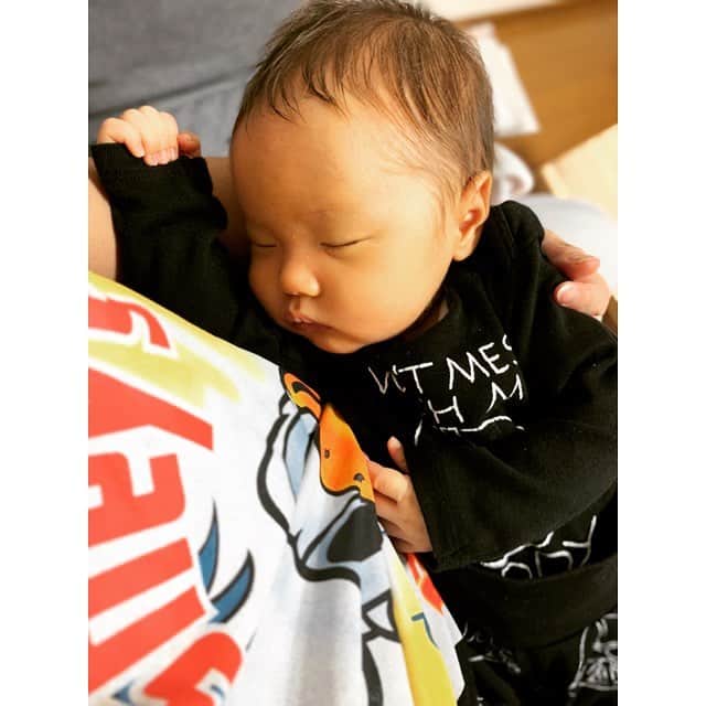 NON-Pさんのインスタグラム写真 - (NON-PInstagram)「今日ゎ、ユウちゃんと一緒に近所の桜道をお散歩しながらスーパーへ🤱🏻☀️🌸 ・ ユウちゃんゎ小さいから埋もれてるし、爆睡してるから、桜なんてちっとも感じれてないけどw ・ 今週末が満開らしーね🌸 でも週末とか夜ゎ、酒が飲みたいだけのパーティー野郎たちが多くなるから嫌だ❌ 住民からすると、ただただ迷惑なんです…💧 ・ ・ #🌸 #sakura #お花見 #お散歩 #抱っこひも #産まれてきてくれてありがとう  #0220 産まれ #👶🏻 #新生児 #baby #boy #papa #mama #family #happy #smile  #友優心 #ゆうしん #yuushin #cute #🤱🏻 #家族 #宝物 #mylove #iloveyou #愛してる」3月25日 20時01分 - nonp_mam
