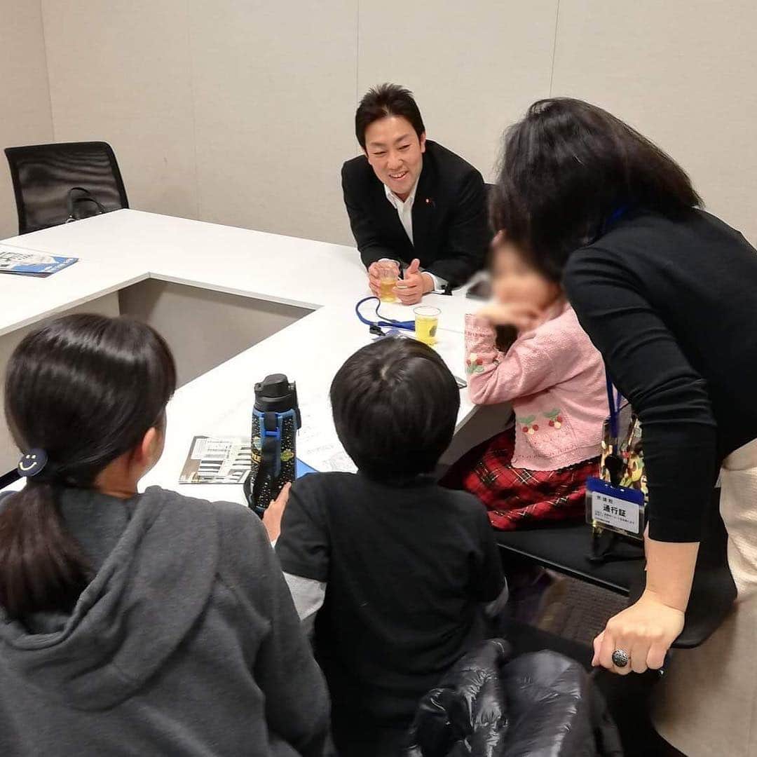 中谷一馬のインスタグラム：「今日は、WEF(ダボス会議)グローバルシェイパーズ主催の小学生向けシティズンシッププログラム！ 国会議事堂見学＆「公園」についてのワークショップということで皆で話し合いました！ 私たちの身近にある公園ですが、 誰のためにあるのか？ 公園のルールはなぜあるのか？ なんで無料で使えるのか？ こんな話を交えながらみんなで楽しくお話をしました。これをキッカケに"公共"とは何かを感じてもらえたらと思います(^_^)」
