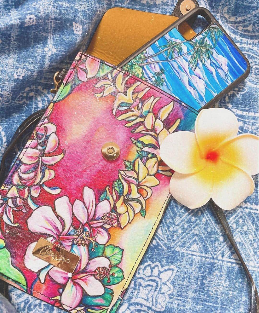 のインスタグラム：「🌺 沢山のご注文ありがとうございます😍💕 ・ 今年のフェスやイベントにもおすすめな #スマホポシェット 💜 ・ 🆕アートの "Na Lei" 大人気です☺️✨ ・ 今なら #楽天 サイトでポイント10倍& ⚡️今夜1:59まで⚡️お得なクーポンもご利用可能です！ ・ THANK YOU #Repost @xxsonchanxx ♡♡♡ ・ 他にも春新作が続々入荷しておりますのでぜひお見逃しなく！ @laleia_official  @colleenwilcoxgallery_jp  #colleen#colleenwilcox#art#hawaii#aloha#surf#beach#iphone#fashion#laleia#ハワイ#フォトジェニック#インスタ映え#インスタ女子#アロハ#ビーチ#春#新作#海を感じる雑貨#ラレイア#ギフト#プレゼント#アート#ビーチガール#サーフスタイル#バッグ#楽天」
