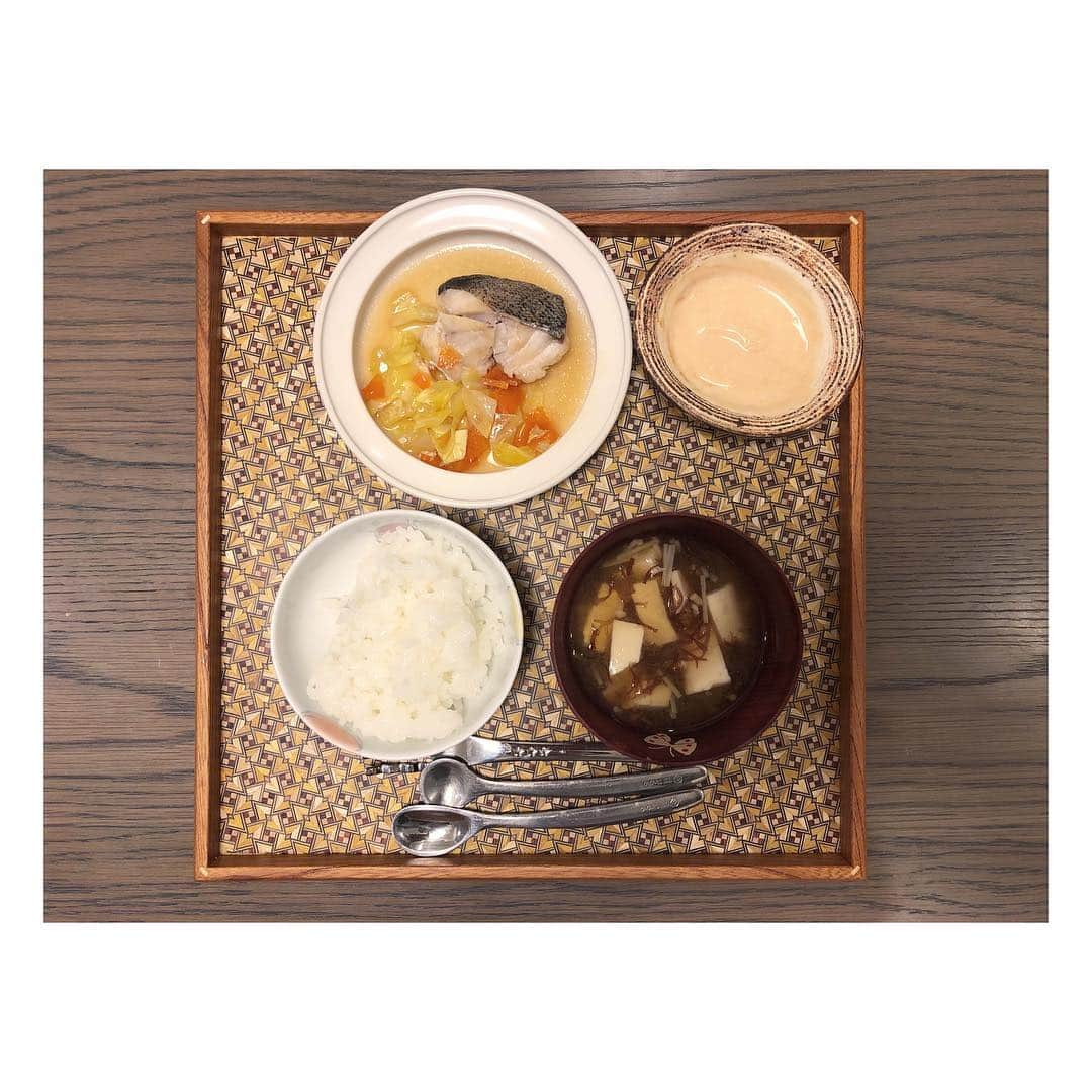 高垣麗子さんのインスタグラム写真 - (高垣麗子Instagram)「・ 娘ごはん。 白米 お味噌汁( 豆腐・エノキ・ふのり ) 鱈のバター醤油  春キャベツと人参添え きな粉ヨーグルト ・ ・ 定番の具沢山のお味噌汁ですが 今夜はシンプルに 私が好きな具にしました。 ふのりを不思議そうに 摘んでいました。 ・ ・ #娘ごはん #楽しくごはん」3月25日 20時09分 - reikotakagaki