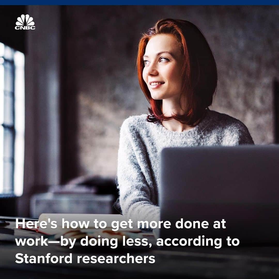 のインスタグラム：「With @cnbcmakeit: When it comes to your workday, less is more...but that can be a challenge for many. It's easy to feel bombarded when you begin your day: incoming emails, meeting notifications, Slack messages and gifs.⁣ ⁣ The constant fight for your attention could leave even the most seasoned executives feel overwhelmed. This points to a real problem with today's work culture – many people believe they need to work longer hours in order to get more done and succeed.⁣ ⁣ But one study from Stanford University debunks this belief. The researchers found that productivity per hour declines significantly when a person works more than 50 hours per week. After 55 hours, productivity reaches its threshold.⁣ ⁣ And people who work up to 70 hours a week are getting the same amount of work done as those who put in 55 hours.⁣ ⁣ You can read more on how to get more done by doing less, at the link in bio.⁣ ⁣ *⁣ *⁣ *⁣ *⁣ *⁣ *⁣ *⁣ *⁣ ⁣ #Productivity #Work #Workday #Attention #Effective #Productive #Focus #Mental #Challenge #Efficient #Efficiency #Standford #Research #CNBCMakeIt #CNBC」