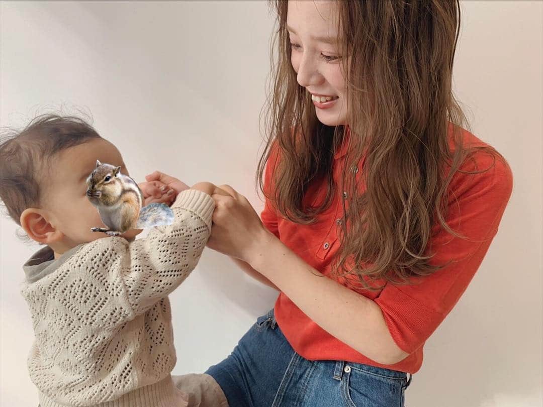 目見田早弥子のインスタグラム：「| 👶🏻👩🏼🧡 そして先日 @ryo_hair にカラーしてもらいました！ 撮影中に私によじ登ってくる娘...🌳 イスに座ってるように見えますが私は立ってます（笑）」