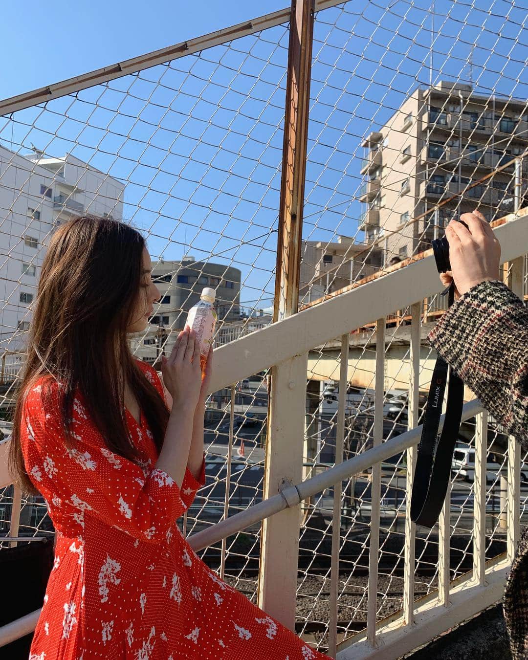 新木優子さんのインスタグラム写真 - (新木優子Instagram)「ともちゃんが一生懸命ピントを合わせている様子🤣‼︎ ともちゃんいつもありがとう☺️❤️ @tomoe___nakayama  ちなみにこの時のワンピースは大好きな @sly_official  のワンピース♡」3月25日 20時21分 - yuuuuukko_