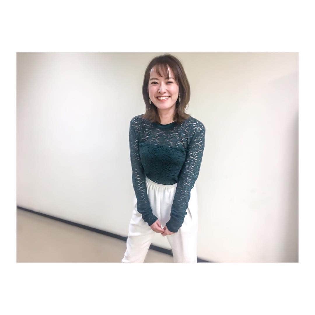 西島まどかさんのインスタグラム写真 - (西島まどかInstagram)「先週の #スポーツ酒場語り亭 衣装は上下ともに @stunninglure さんでした。 レーストップスは長めの袖が可愛い〜。些細な事だけれど、これだけでぐっと着やせする。 私服でも大好きなブランド。快くご提供頂き感謝です🙏🏻 ． 3枚目👆、さらに髪を切りまして、軽くなりました。 4枚目は #シュッッ が気になるけど、パンツの形が綺麗に出ているのです。 ． @baila_magazine ブログにも記事上げました🖥 リンクはプロフィールから🔗 ． #nhk #nhkbs1  #スポーツ酒場 #スポーツ酒場語り亭 #stunninglure #スタニングルアー」3月25日 20時15分 - nishijima_madoka