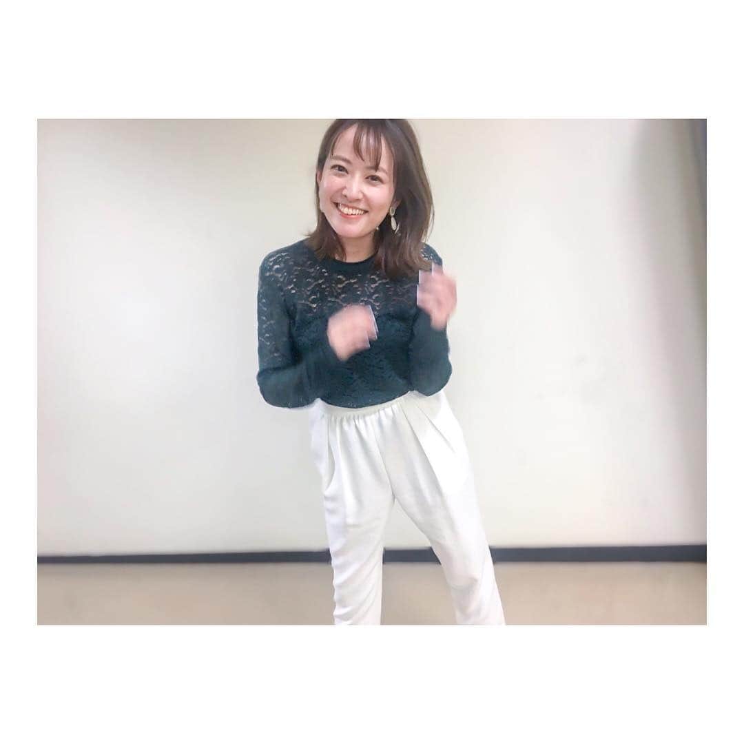 西島まどかさんのインスタグラム写真 - (西島まどかInstagram)「先週の #スポーツ酒場語り亭 衣装は上下ともに @stunninglure さんでした。 レーストップスは長めの袖が可愛い〜。些細な事だけれど、これだけでぐっと着やせする。 私服でも大好きなブランド。快くご提供頂き感謝です🙏🏻 ． 3枚目👆、さらに髪を切りまして、軽くなりました。 4枚目は #シュッッ が気になるけど、パンツの形が綺麗に出ているのです。 ． @baila_magazine ブログにも記事上げました🖥 リンクはプロフィールから🔗 ． #nhk #nhkbs1  #スポーツ酒場 #スポーツ酒場語り亭 #stunninglure #スタニングルアー」3月25日 20時15分 - nishijima_madoka