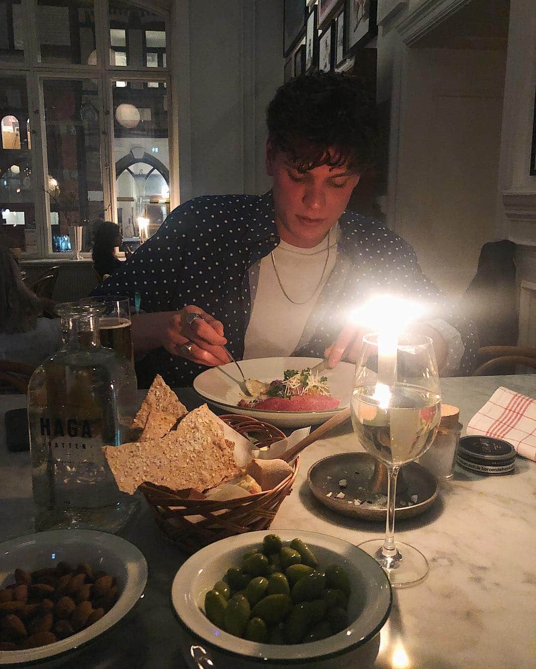 イザベル・オルソンのインスタグラム：「Söndagshäng med favorit 🍴」