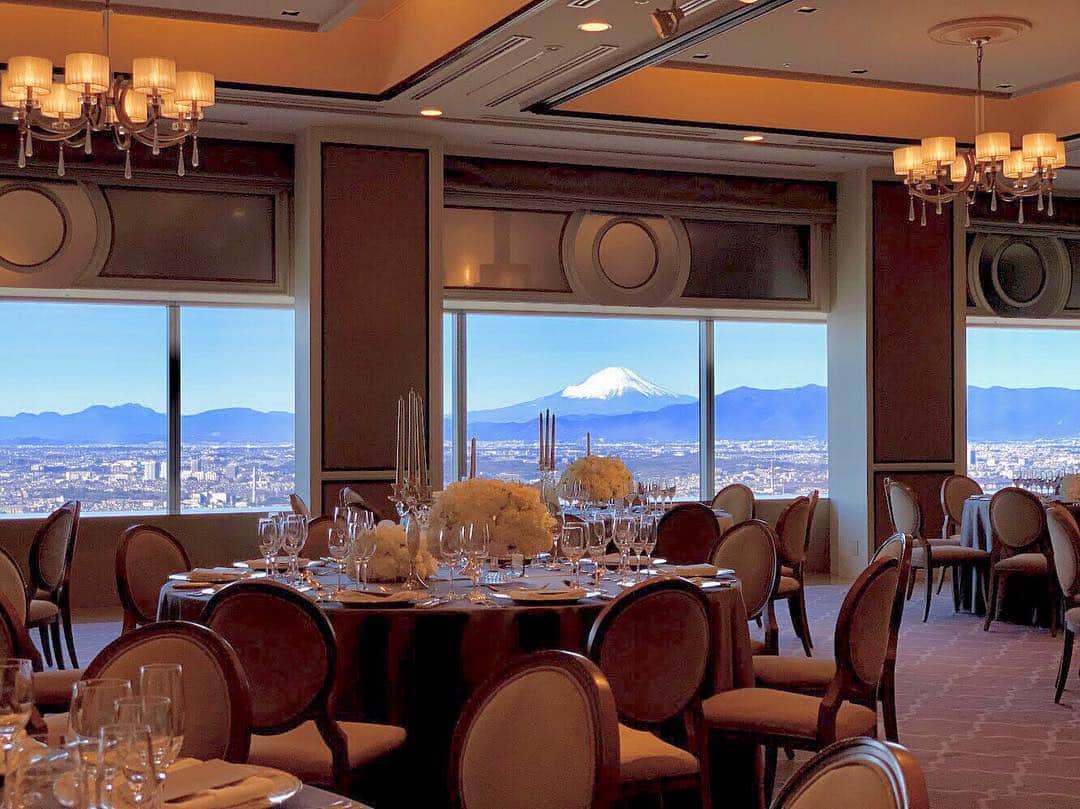 のインスタグラム：「#landmarkwedding ・ 訪れたゲストを驚かせるのは、地上277mの高みから望むパノラマビュー。 果てしなく続く青い空、みなとみらいの街並みや 富士山を見晴らす、天空のウエディングが幕を開けます。 ・ ブライダルフェアのご予約はプロフィールURLより お進みください。 @landmarkwedding ・ Sky banquet rooms have spectacular views 277m above the ground, it's apart from superb views of Yokohama City.🗻 "SKY WEDDING" is beginning.✨ ・ ・ ・」