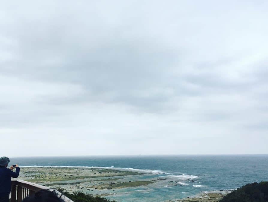 瑞羽奏都（水谷美月）さんのインスタグラム写真 - (瑞羽奏都（水谷美月）Instagram)「さて、旅行記の続きへ… 奄美大島の観光名所の一つ、あやまる岬です！！ 躍動感ある髪で風が強いことがお分かりかと…お天気が良ければ、先に喜界島が見えたとか…。 地球はやっぱり丸い🌏ということ、改めて実感できました(笑)  #ぱしふぃっくびいなす  #名古屋港  #宝塚og #花組 #天宮菜生 さん #月組 #瑞羽奏都 ‪#奄美大島 #屋久島 #種子島 #あやまる岬」3月25日 20時19分 - mizuki.m_mizuha