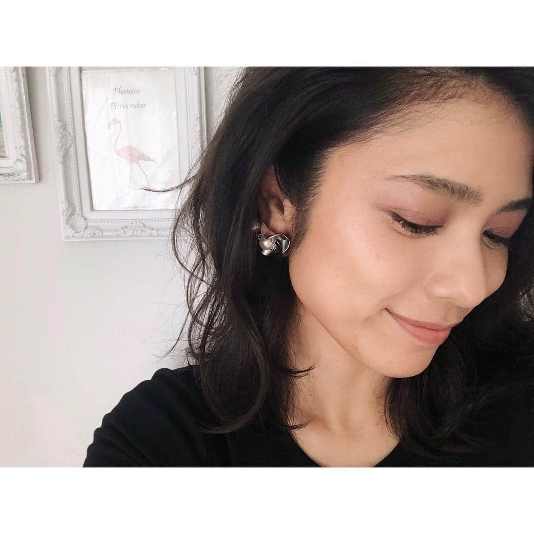 金城優華のインスタグラム：「シルバーのピアスにパープルな目元  ずーっとブラウンばっかりだったけど 最近カラーメイクが好き♥」