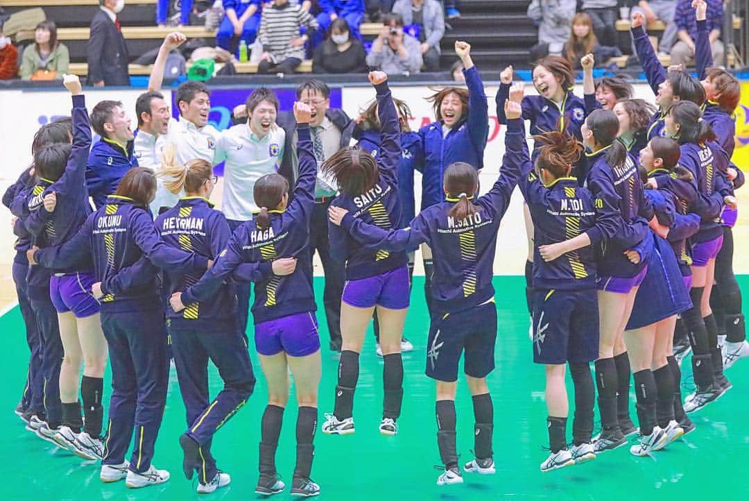 入澤まいのインスタグラム：「🐰🏐 . V.LEAGUE2018/19シーズン Division1 Women🏐 8位という結果に終わりました。 . 約4ヶ月間。 どんな時も変わらないたくさんの 温かい応援ありがとうございました🙇🏻‍♀️ . 平成最後のリーグ戦は 私にとって初めてのリーグ戦となり 大きな大きなチャンスが舞い降りてきました。 いい時もダメな時も ほぼ使い続けていただき、 良い経験となりました。 怪我が多い私が、長いリーグ戦を 怪我なく乗り越えられたことは 大きな収穫の1つとなりました。 . 辛くてきつい時もチームメイトや家族 そしてどんなに遠くても応援に 来てくださったファンの方々や、 全力のパフォーマンスと 応援をしてくださった 応援団の方々の支えのおかげで 最後まで戦い抜くことが出来ました。 私たちにとって大きな大きな 力となっていました。 ありがとうございました!!!!! . そしてローリー!!!!! 一緒にプレー出来た期間は短かったけど たくさん助けられました💫 リヴァーレに来てくれてありがとう☺︎︎♡♡ . またここから切り替えて 次に向けて頑張っていきます💪🏻 . これからも日立リヴァーレの 応援よろしくお願いします🐰 . ⚠️写真お借りしました🙏🏻 いつも素敵な写真を撮ってくださり ありがとうございます☺︎︎❤︎ . #Vリーグ201819シーズン #Division1Women #日立リヴァーレ🐰」