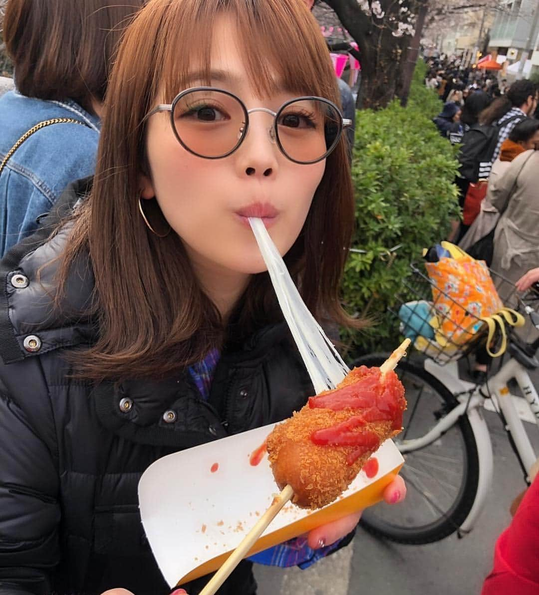 沢辺りおんさんのインスタグラム写真 - (沢辺りおんInstagram)「家族でお花見した時の。 まだ満開ではないけど、楽しめました♡ 父は疲れて早く帰りたそうでした。笑  #目黒川 #花見 #桜 #のびるチーズ」3月25日 20時22分 - rionsawabe