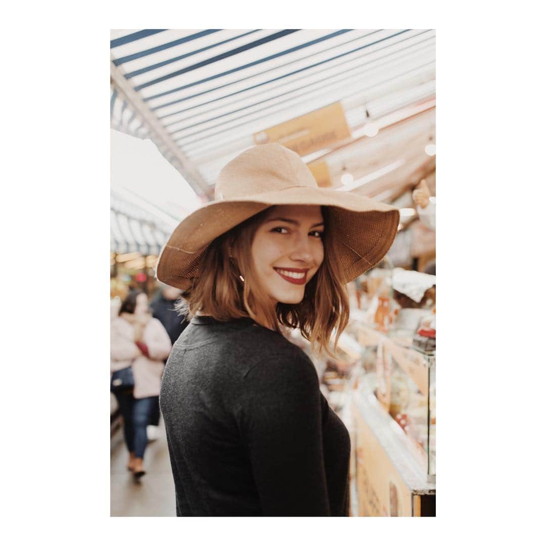 のインスタグラム：「Mühlbauer | #ss19 ▫️ Patrizia wears JULE. Jule is a #widebrimmedhat perfect for beach and #travel. It’s made of a light weight but robust #strawfabric . It’s a #foldablehat and can be packed in any bag 🙌🏻. #sunmerhat #muhlbauer 📷 @ninakvk」