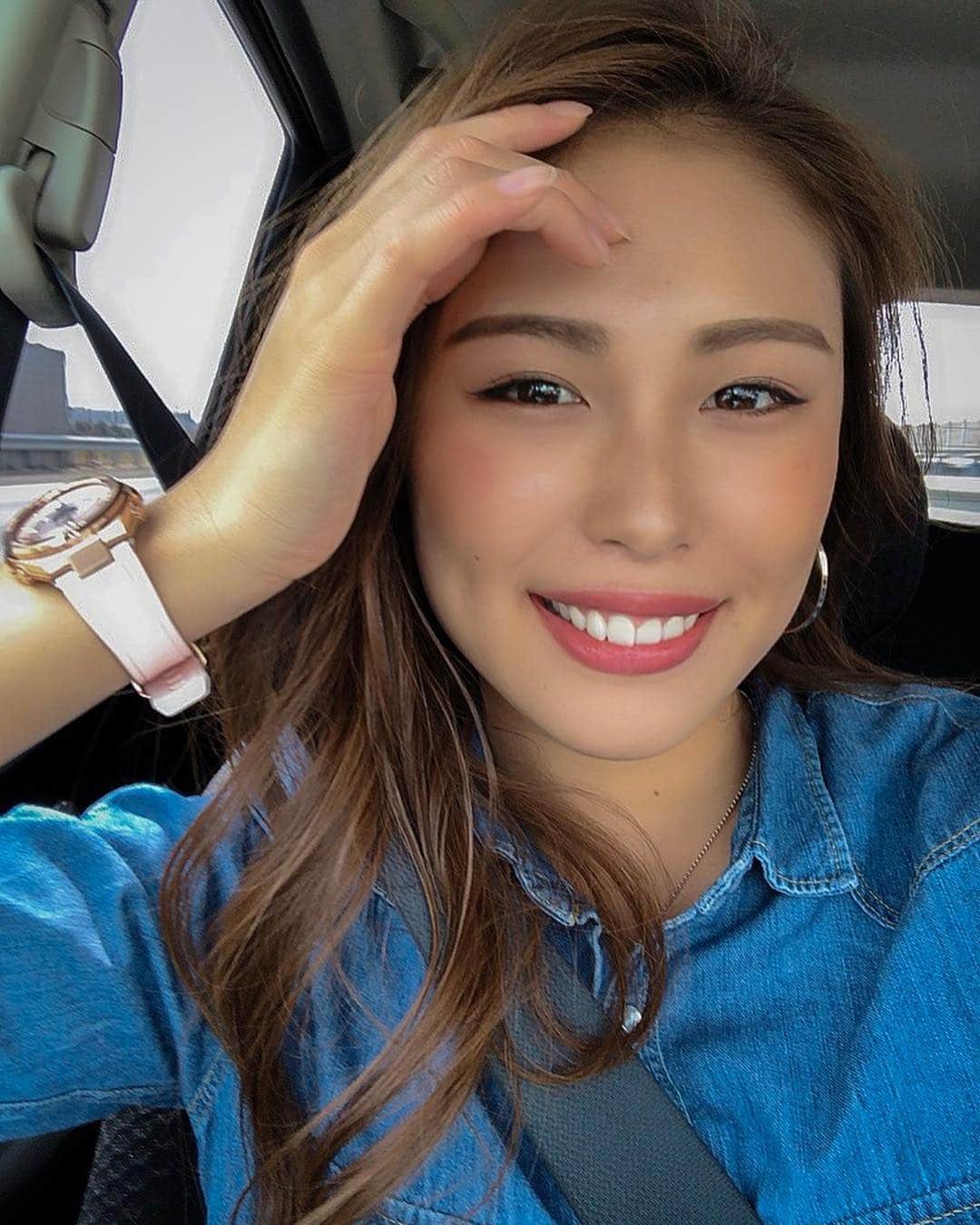 澤井玲未さんのインスタグラム写真 - (澤井玲未Instagram)「春だから差し色にピンクゴールドのG-MS🚙💙 . #selfie#makeup#dayoff#japanesegirl#model#blue #gms#cacio#自撮り#小麦肌#小麦肌女子#小麦肌モデル#葉っぱ口#ドライブ#腕時計#運転は裸足派」3月25日 20時26分 - lemi_cruva