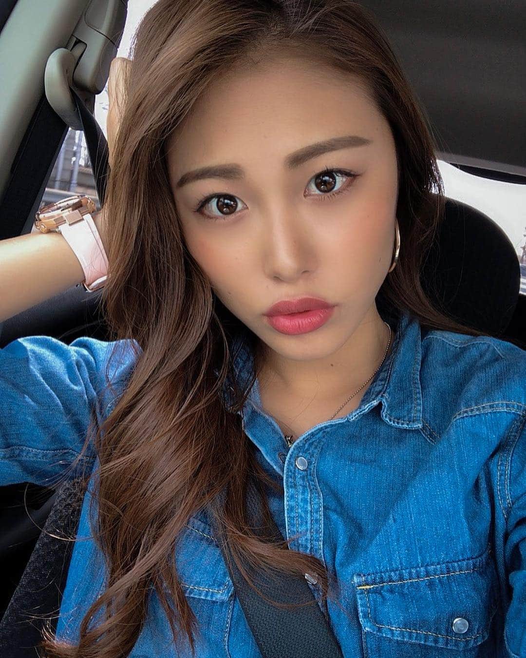 澤井玲未さんのインスタグラム写真 - (澤井玲未Instagram)「春だから差し色にピンクゴールドのG-MS🚙💙 . #selfie#makeup#dayoff#japanesegirl#model#blue #gms#cacio#自撮り#小麦肌#小麦肌女子#小麦肌モデル#葉っぱ口#ドライブ#腕時計#運転は裸足派」3月25日 20時26分 - lemi_cruva