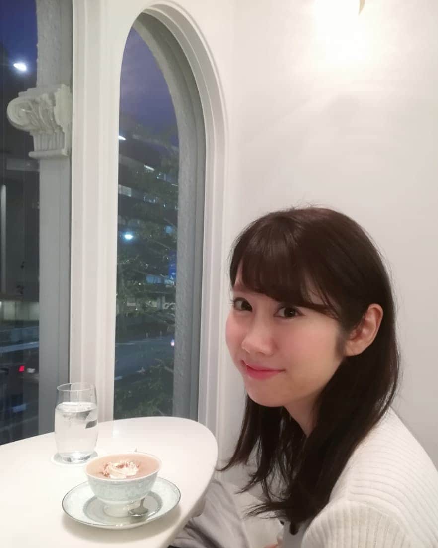 壽老麻衣さんのインスタグラム写真 - (壽老麻衣Instagram)「仕事前のティータイム☕✨ たまたまですが壁もテーブルも服も全部白でした☺️笑 今夜もTBS NEWSです📺 地上波、BS-TBS、CSそれぞれで放送されますのでぜひご覧ください☺️ 📺 📺 📺 #カフェ #カフェ巡り #乃木坂カフェ #赤坂 #隣駅 #近い」3月25日 20時38分 - maijuro