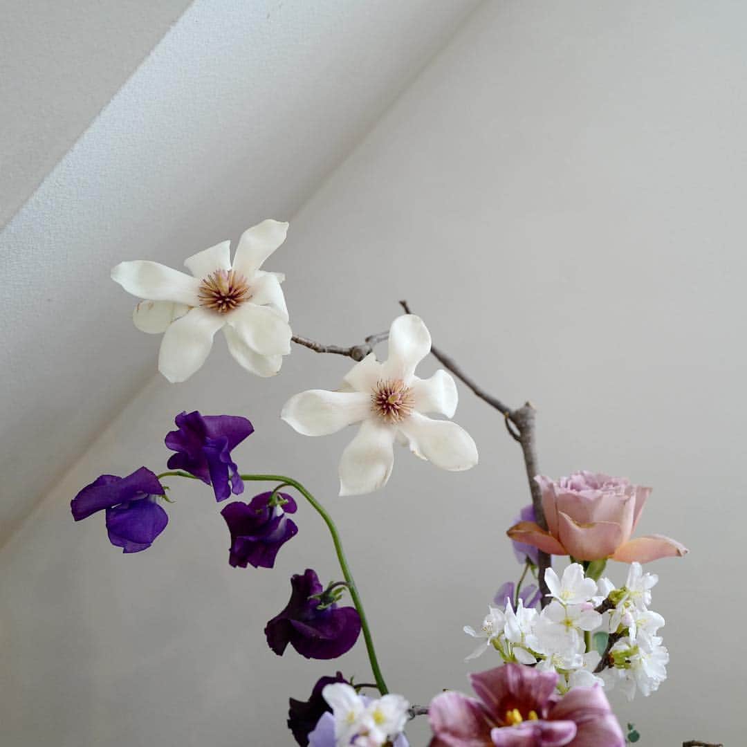 플로리스트 김애진(케이라플레르)さんのインスタグラム写真 - (플로리스트 김애진(케이라플레르)Instagram)「✔️아이고오 예뻐라 ☺️ . . . @keirafleurshop 👈🏻 선생님 데몬 판매, 예약꽃주문 ☺ . .  www.keira.kr  주문 및 수업문의 -카톡(riry20), 상단프로필 문자주세요 😊 수업중에는 전화통화가 어렵습니다 🌿  #케이라 #케이라플레르 #플로리스트학원 #화훼장식기능사 #플라워레슨 #플라워클래스 #꽃꽂이 #꽃집창업 #플로리스트 #花 #花商 #花农  #강남플로리스트학원 #keirafleur #flower #fleur #florist #koreanflorist」3月25日 20時39分 - keirafleur