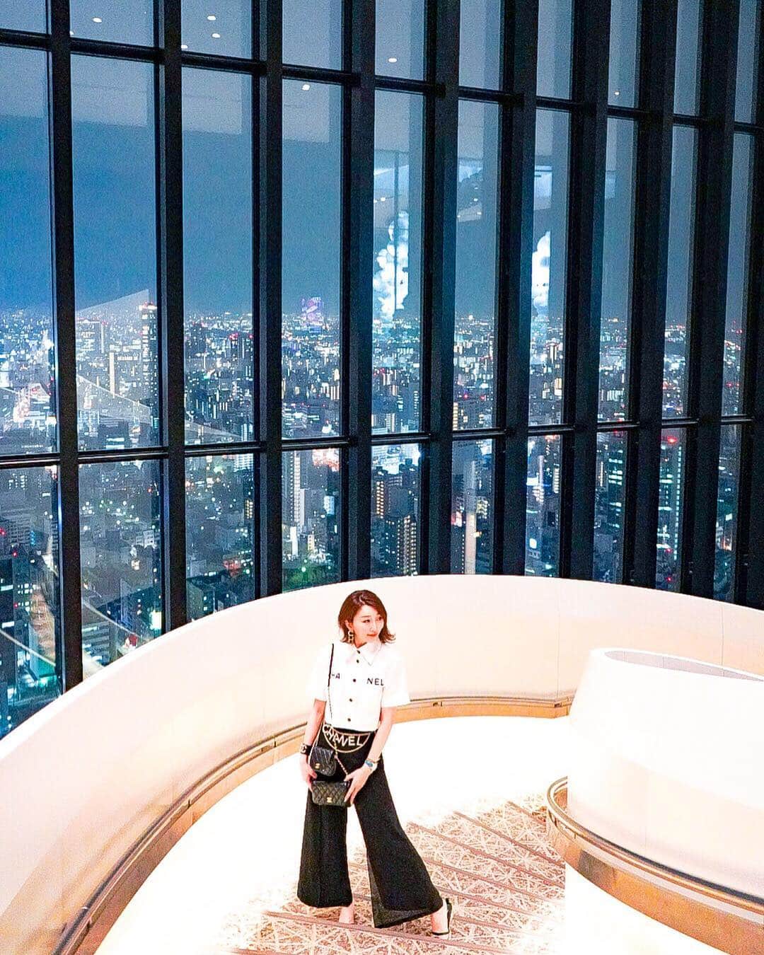 JUNKO（飯田順子）さんのインスタグラム写真 - (JUNKO（飯田順子）Instagram)「39階に降りる階段も夜景が一望出来て素敵でした🌃📸 ・ 【swipe▶︎】 全身の#ootd ・ @conradosaka.jp ・ #jun__ko_travel」3月25日 20時31分 - jun__ko_