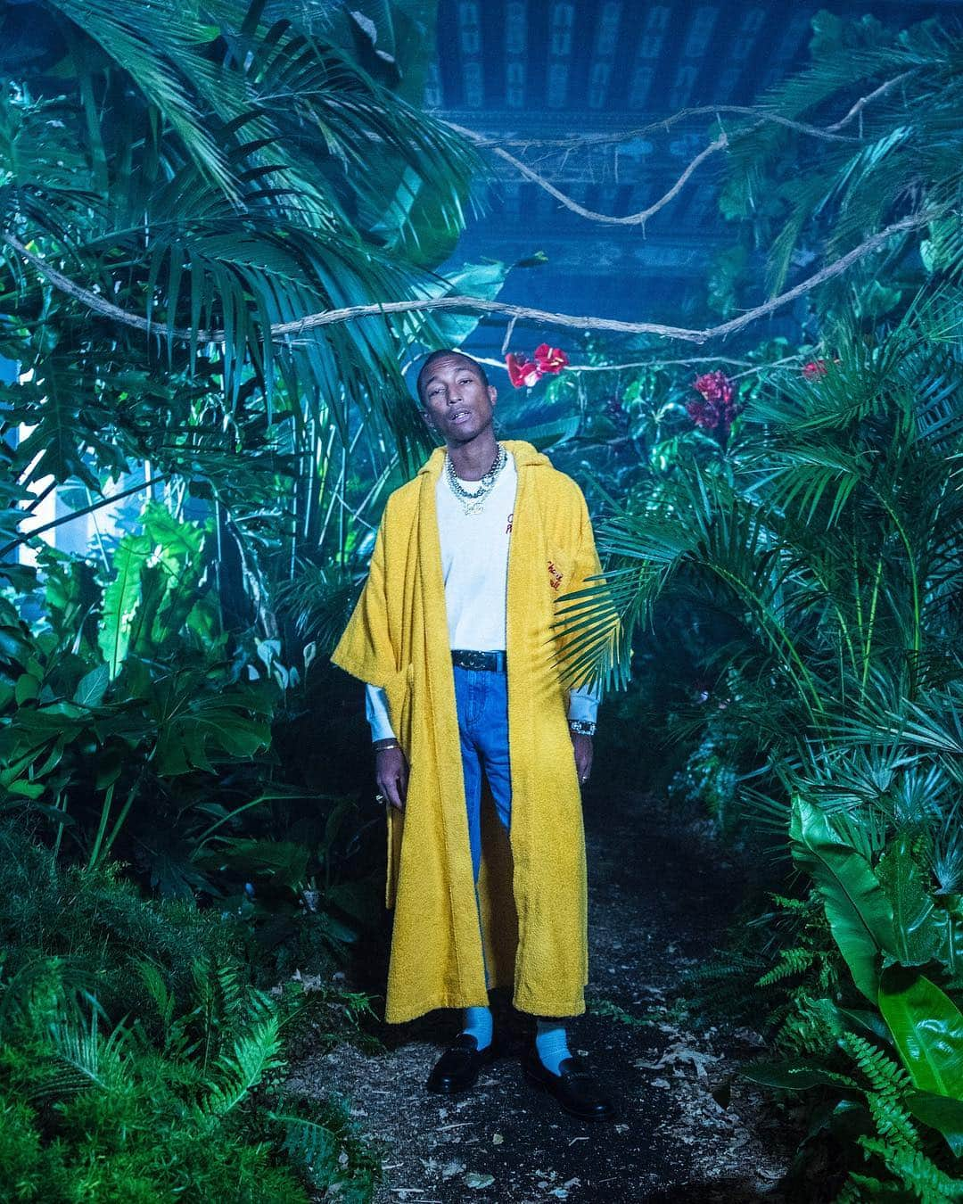 British Vogueさんのインスタグラム写真 - (British VogueInstagram)「As @ChanelOfficial’s first ever guest designer, music mogul #Pharrell has launched a new collaboration that is as vibrant and spirited as you'd expect. It features models @AltonMason, @AnokYai, @Adesuwa and @SooJMooj. Click the link in bio to see the new making-of film and campaign, shared exclusively with #BritishVogue.」3月25日 20時32分 - britishvogue