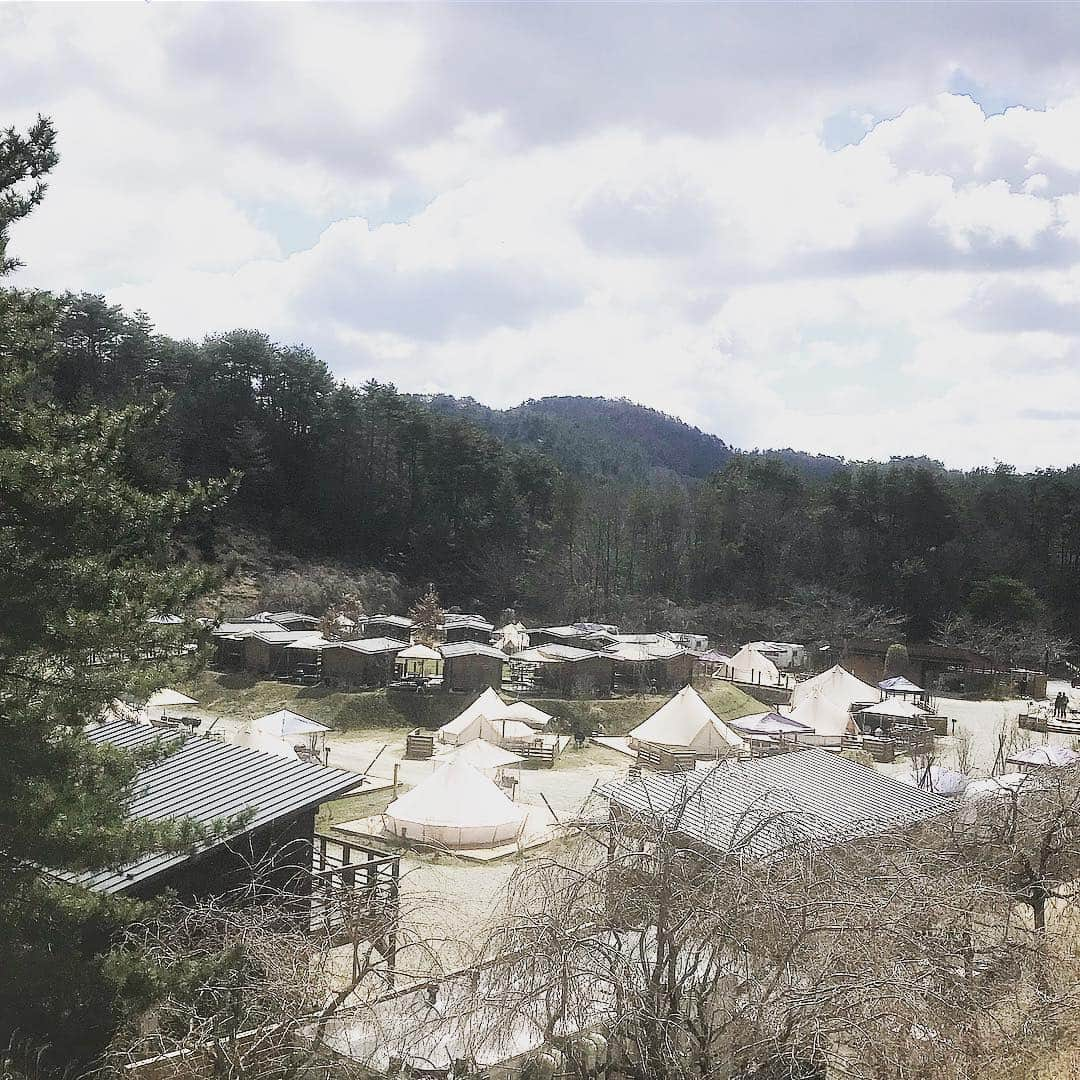 渡辺由香さんのインスタグラム写真 - (渡辺由香Instagram)「#kyotojapan #onsen #glamping #mamalife #familytime  おにい家族とるり渓に行ってきたよ^_^ グランピングや温泉、温水プール、漫画や雑誌、本をゆっくり見れるおこもり部屋もあって、ゆっくり出来るし、家族で楽しめて、子連れに最高でした！ また次回はキャンプバーベキューもしたいなぁ〜  ママのお仕事がたまたま連休重なってラッキーなハナボー 大好きな仲良しイトコと毎日一緒でいつもより長めに楽しめた関西タイム  帰りの新幹線は親子でまた次はいつ来れる？な相談会 大阪がもっと近ければいいなぁといつも思う帰り道  今回の関西は色々な出来事ありでちょっと考えさせられる いつもより、センチな帰り道  出来るだけ実家に帰ろうね  #大阪lover #実家好き #大阪ライフ #るり渓温泉」3月25日 20時33分 - yukawatanabe_hanabo