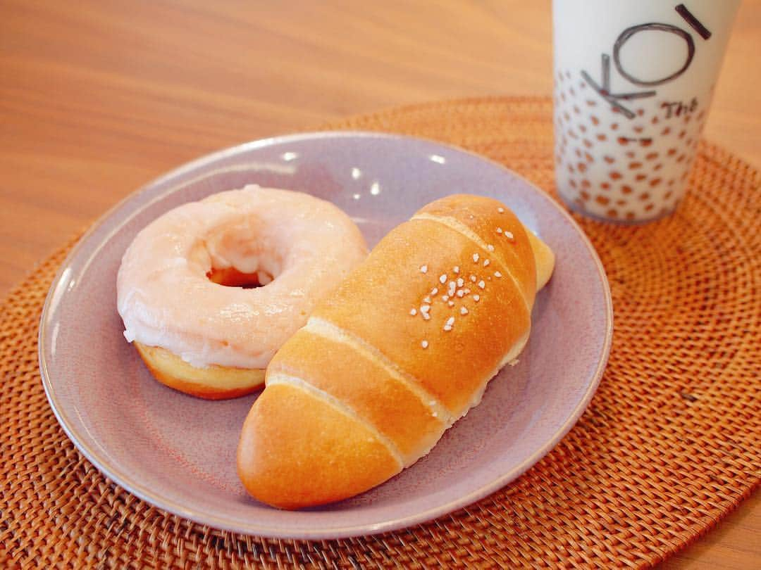 木南清香さんのインスタグラム写真 - (木南清香Instagram)「🍩🥐💕 ・ ・ 今日の朝ごパン🥐 #塩パン と #ドーナツ が好き♡ ・ #🥐 #breakfast #タピオカミルクティー #おうちカフェ #koithé #モンタボー」3月25日 20時35分 - kinami_sayaka