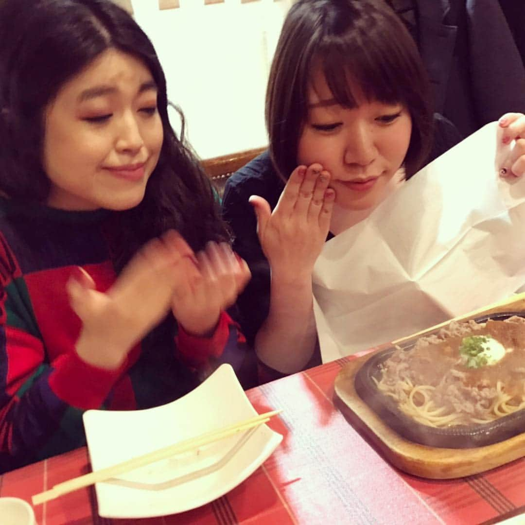 益子寺かおりさんのインスタグラム写真 - (益子寺かおりInstagram)「福岡の老舗・洋食屋さん #グルメ風月 で 名物「ビーフバター焼き」をパックンチョ♡ ・ ボリュームマン点！ ジャンクなお味がタマランチ会長！ ソースもお土産に購乳しちゃった…♡ ・ CHUワケで、楽しかった福岡3DAYSも 淋しい熱帯魚なことに、フィニッシュ…！ ・ 会いに来てくれた性徒諸クンたち、サンクスモニカ！ ツアーファイナルでまた福岡に帰ってくるからシクヨロだゾ♡（5/26（日）福岡DRUM SON！） ・ P.S.I LOVE YOU…♡ ・ #ジュージューの湯気にあやかるふたり #かおりのスーパーくいチン坊 #ビーフバター焼き #ときめき止まらない好きよ福岡 #ベッドイン #bedin」3月25日 20時36分 - kaori_masuco