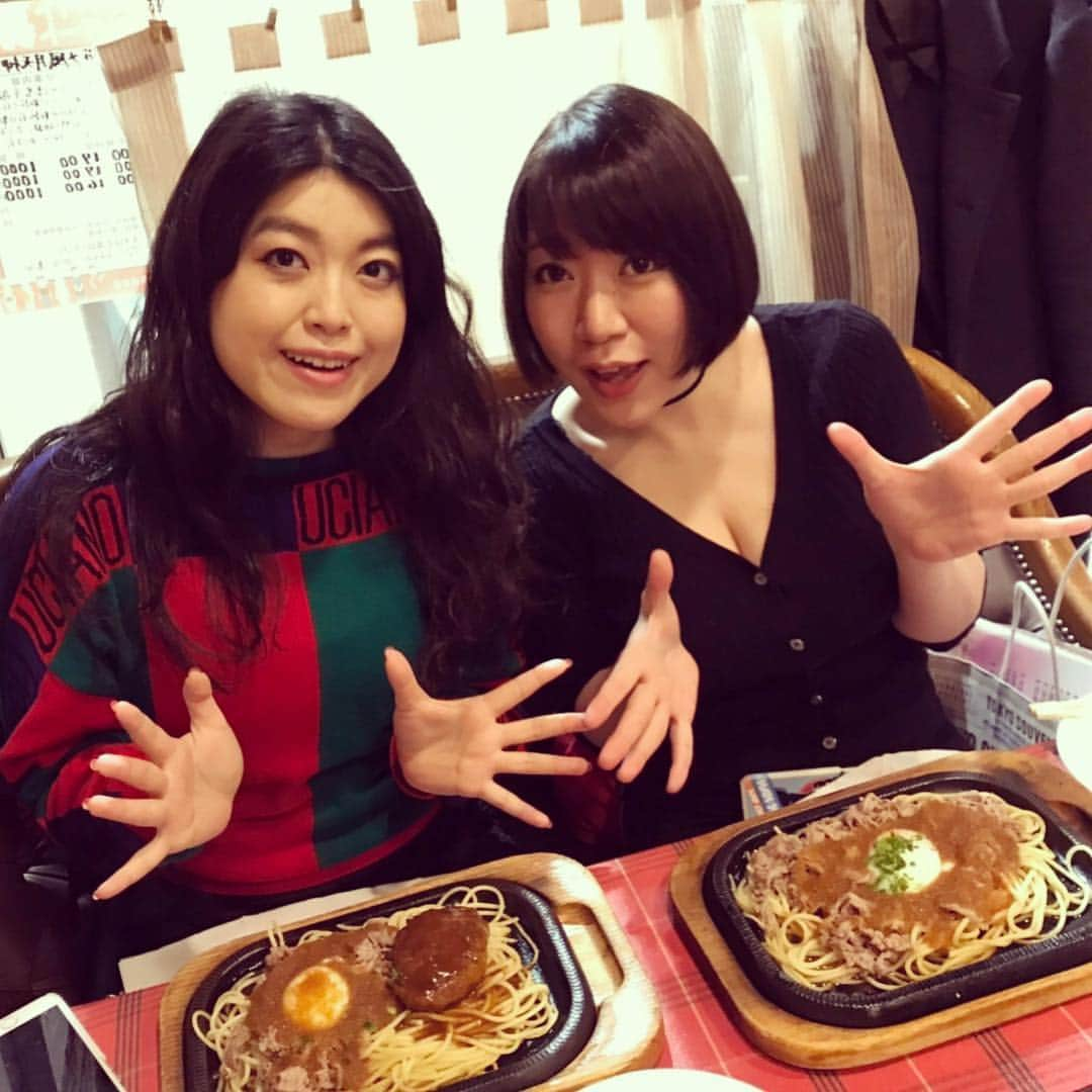 益子寺かおりさんのインスタグラム写真 - (益子寺かおりInstagram)「福岡の老舗・洋食屋さん #グルメ風月 で 名物「ビーフバター焼き」をパックンチョ♡ ・ ボリュームマン点！ ジャンクなお味がタマランチ会長！ ソースもお土産に購乳しちゃった…♡ ・ CHUワケで、楽しかった福岡3DAYSも 淋しい熱帯魚なことに、フィニッシュ…！ ・ 会いに来てくれた性徒諸クンたち、サンクスモニカ！ ツアーファイナルでまた福岡に帰ってくるからシクヨロだゾ♡（5/26（日）福岡DRUM SON！） ・ P.S.I LOVE YOU…♡ ・ #ジュージューの湯気にあやかるふたり #かおりのスーパーくいチン坊 #ビーフバター焼き #ときめき止まらない好きよ福岡 #ベッドイン #bedin」3月25日 20時36分 - kaori_masuco