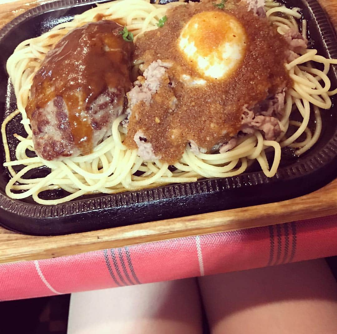 益子寺かおりさんのインスタグラム写真 - (益子寺かおりInstagram)「福岡の老舗・洋食屋さん #グルメ風月 で 名物「ビーフバター焼き」をパックンチョ♡ ・ ボリュームマン点！ ジャンクなお味がタマランチ会長！ ソースもお土産に購乳しちゃった…♡ ・ CHUワケで、楽しかった福岡3DAYSも 淋しい熱帯魚なことに、フィニッシュ…！ ・ 会いに来てくれた性徒諸クンたち、サンクスモニカ！ ツアーファイナルでまた福岡に帰ってくるからシクヨロだゾ♡（5/26（日）福岡DRUM SON！） ・ P.S.I LOVE YOU…♡ ・ #ジュージューの湯気にあやかるふたり #かおりのスーパーくいチン坊 #ビーフバター焼き #ときめき止まらない好きよ福岡 #ベッドイン #bedin」3月25日 20時36分 - kaori_masuco