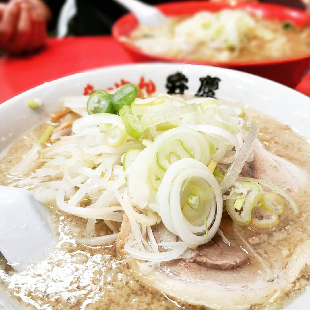 東朋宏さんのインスタグラム写真 - (東朋宏Instagram)「夜中に突然どうしても食べたくなるギトギトラーメン！  これは3日前くらいに食べたやつ。。。 人と一緒に行くと他のも味見出来るからいいよね！(笑)  一口もらってみたら気が付いた。 オレ、味噌気分だった。。。(笑)  #薬酒インスタ対決 #ラーメン好き  #とんこつ #味噌ラーメン #背油 #ギトギト #食べ終わったら顔もギトギトだった」3月25日 20時36分 - tomohiro_azuma