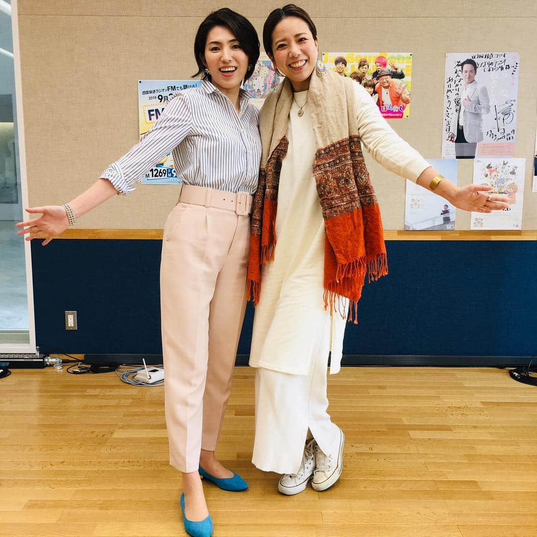 中山千桂子さんのインスタグラム写真 - (中山千桂子Instagram)「旅する占い師 AZさんと❤️ ・ ・ となりのラジオに出演して頂きました‼️ ・ 今回はベトナムのお話と四月の運勢などなど。最近、海外旅行はとんとご無沙汰なので2カ月に1回のペースで出演してくださるAZさんのお話は刺激的でワクワクします‼️ #となりのラジオ#四国放送#ラジオ#アナウンサー#ラジオパーソナリティ#イラストレーター#旅する占い師#AZ#中山千桂子」3月25日 20時43分 - nakayama_chikako