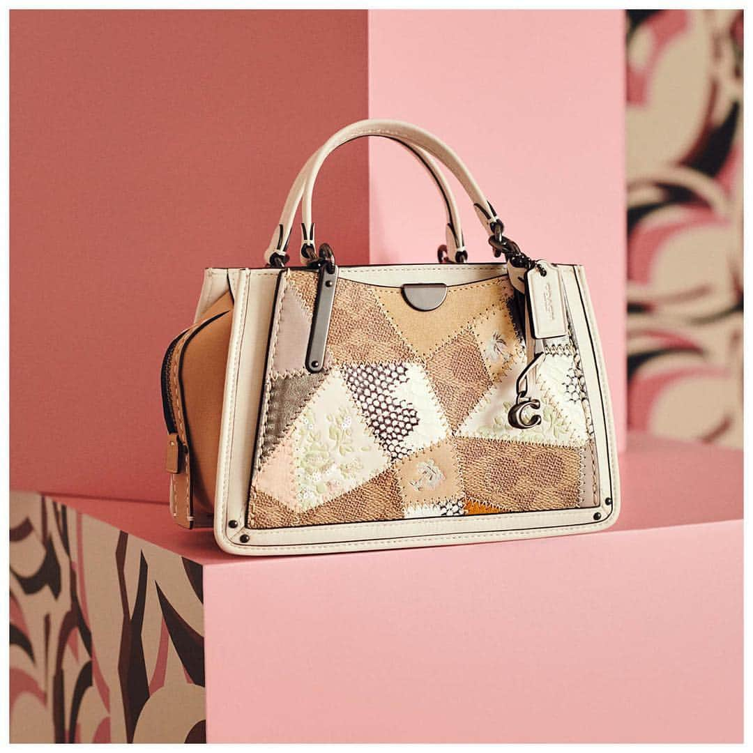 コーチさんのインスタグラム写真 - (コーチInstagram)「Signature canvas. ✔ Lush suede. ✔Metallic leather. ✔ Our newest Dreamer, in a patchwork of pretty. #CoachNY」3月25日 20時43分 - coach