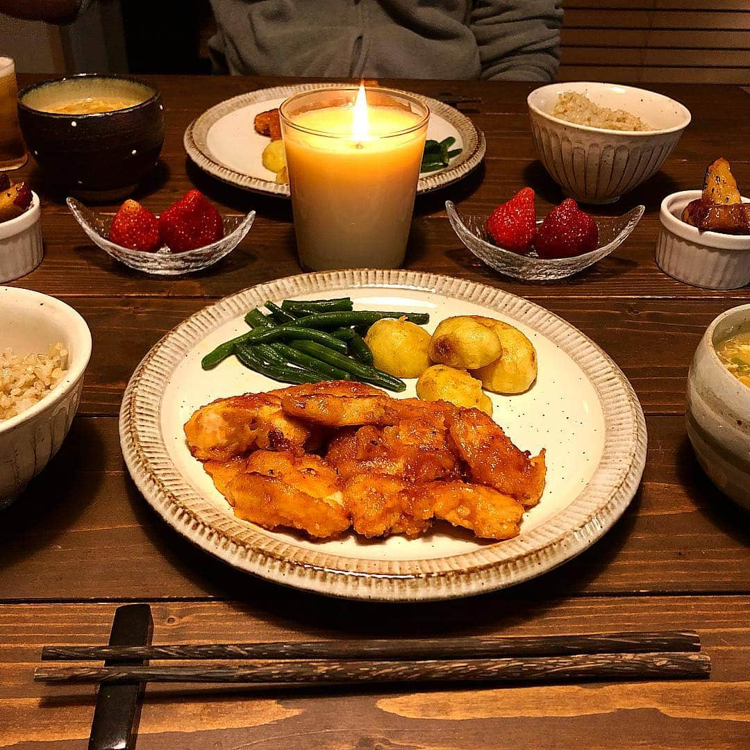 仲谷亜希子さんのインスタグラム写真 - (仲谷亜希子Instagram)「今日の晩御飯🍚 鶏肉の甘辛トマトソース🐔 ご飯は今週は玄米で行きます🙂 スタバの桜タンブラーを購入しちまった🌸 こんなキャラだけど実はピンク色に弱いw #おうちごはん #ふたりごはん #夫婦ごはん #献立 #手作りごはん #夜ごはん #晩ごはん #おうちごはんLover #クッキンググラム #家庭料理 #料理写真 #夕飯 #丁寧な暮らし #豊かな食卓 #foodstyling #手料理 #暮らしを楽しむ #iegohan #cooking #cookingram #oisix #kitoisix #Oisixのある食卓」3月25日 20時46分 - aki_chan818