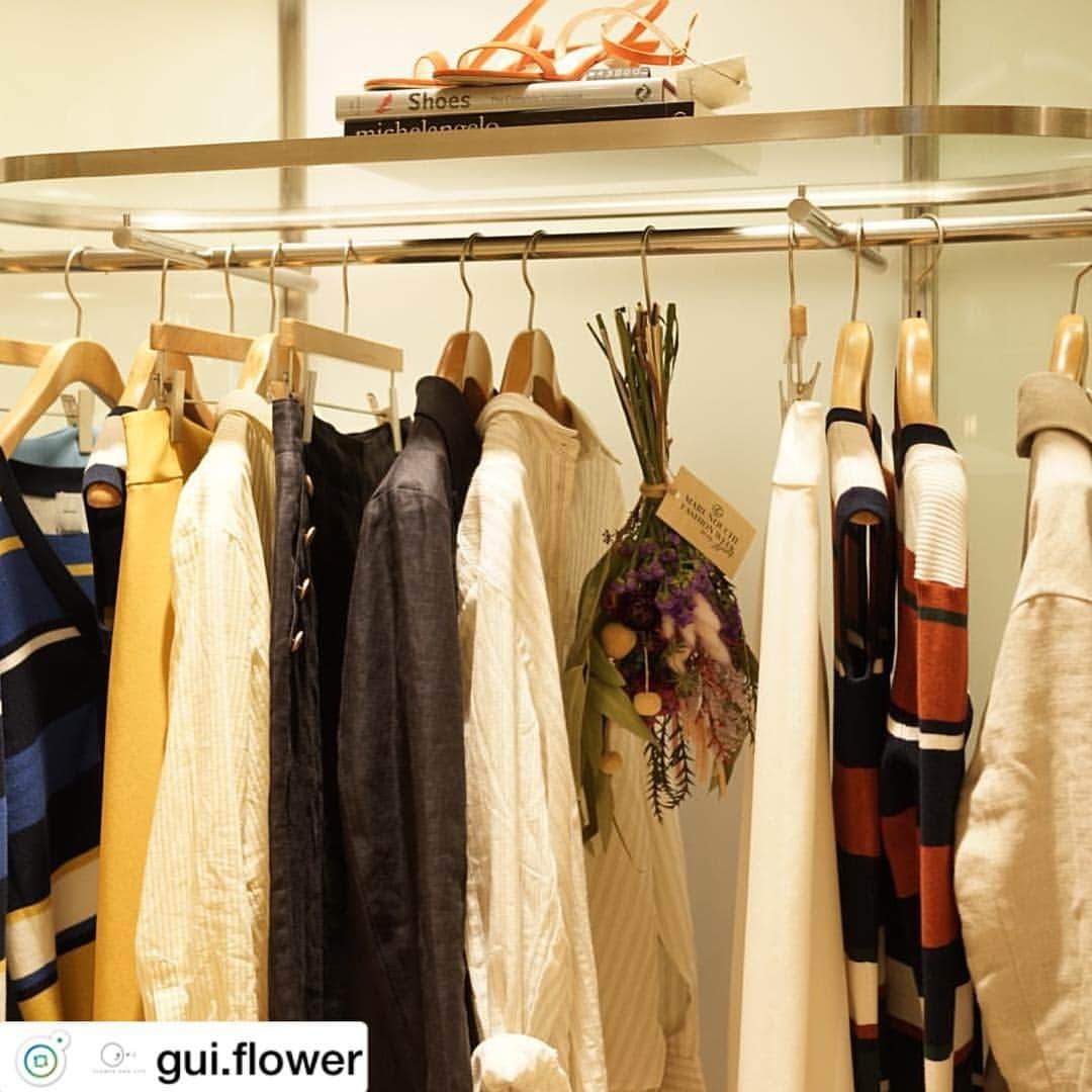 MEET at Marunouchiさんのインスタグラム写真 - (MEET at MarunouchiInstagram)「#reposrt @gui.flower ． 【丸の内ファッションウィーク、フラワーギフトキャンペーンは明日24日まで！】 ・ 16日から始まった丸の内ファッションウィーク。キャンペーンに参加される店舗で3000円以上ご購入いただいた皆様にguiが手がけたブーケをプレゼントしています。参加店舗は、guiがお作りしたスワッグが目印！明日も新丸ビル3階でお待ちしていますので、ぜひお立ち寄りくださいね。 ・ またguiが本物のお花で彩った二つのフラワーワゴンも連日丸の内仲通りに登場してたくさんの方に写真を撮っていただいています。みなさんもぜひ見つけてくださいね！ ・ @marunouchi_com  #丸の内ファッションウィーク #丸の内ドットコム #guiflower #丸の内  #丸の内散歩 #フラワーワゴン #flowerstagram #flower #インスタレーション」3月25日 20時55分 - marunouchi_com