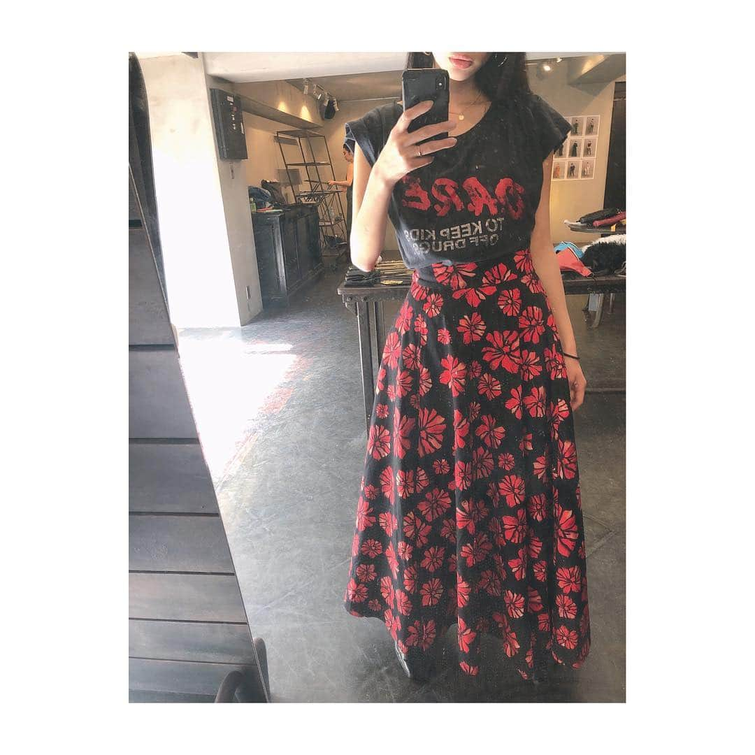 串戸ユリアさんのインスタグラム写真 - (串戸ユリアInstagram)「D.A.R.E. Hell noooooo ,not for kids. 😈🔫 🌹  skirts is on sale now.  @balletbybacklash  発売したフラワースカート。 後ろだけゴムなので どなたでも履きやすく。  #BalletByBacklash  #isamukatayamabacklash  #イサムカタヤマバックラッシュ  #madeInJapan」3月25日 20時48分 - yuriavodka