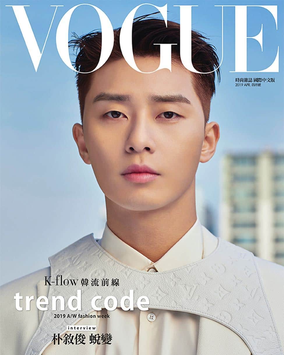 Vogue Taiwan Officialさんのインスタグラム写真 - (Vogue Taiwan OfficialInstagram)「#Voguecover Vogue Taiwan 4月號封面人物照釋出⚡️一個是霸氣白馬王子、一個是國民男友，準備好搶購哪一個封面的朴敘俊了嗎？  Finally, Vogue Taiwan April Covers are officially released. One is a charisma prince style, another one is lovely boyfriend look, which one is your favorite? 📷 @kimjaehoone 👔 @louisvuitton Stylist @melinachen Hyerim Im 💄 Dallae Jeon at LULU 💇🏻‍♂️JungMi Eom at LULU 📝Vogue Celebrities Team  #parkseojun #coverstory #박서준 #朴敘俊 #封面人物 #보그대만 #voguetaiwan」3月25日 20時49分 - voguetaiwan