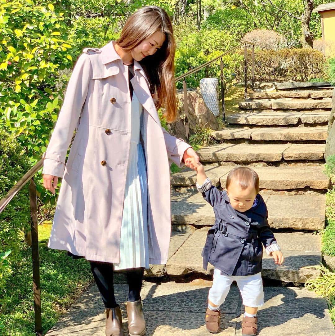 花田浩菜さんのインスタグラム写真 - (花田浩菜Instagram)「暖かかった日、息子と#トレンチコート で何となく#リンクコーデ 🧥👶 . . @swingle_official の#春トレンチ は色んなカラーがあって迷ったけれど、はじめて#ピンクトレンチ に挑戦😊 甘すぎず、合わせやすいピンクなのでこれからの季節とっても活躍してくれそうです✨ . . 👶は階段登るときは必死に一人で登って行くのに降りるのはまだ1人では怖くて、歩くときは手を繋ぐのを嫌がるくせにこのときばかりは手を繋いで！と手を伸ばしてきて私の助けを求めてくるのがまだまだ可愛いやんちゃ坊主です😂❤️ . . #親子コーデ  #親子リンクコーデ #ママコーデ #Swingle #スウィングル #春コーデ #男の子ママ #家族でお出かけ #成長記録  #1歳6ヶ月 #親子 #1歳児 #赤ちゃん #ママライフ #赤ちゃんのいる生活 #新米ママさんと繋がりたい #親バカ部 #ig_oyabakabu  #l4l #happy #happydays」3月25日 20時50分 - hanadahirona