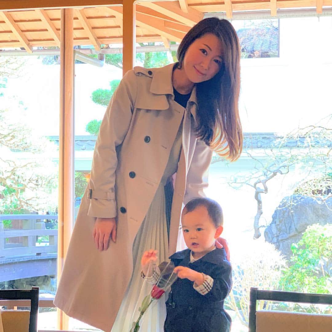 花田浩菜さんのインスタグラム写真 - (花田浩菜Instagram)「暖かかった日、息子と#トレンチコート で何となく#リンクコーデ 🧥👶 . . @swingle_official の#春トレンチ は色んなカラーがあって迷ったけれど、はじめて#ピンクトレンチ に挑戦😊 甘すぎず、合わせやすいピンクなのでこれからの季節とっても活躍してくれそうです✨ . . 👶は階段登るときは必死に一人で登って行くのに降りるのはまだ1人では怖くて、歩くときは手を繋ぐのを嫌がるくせにこのときばかりは手を繋いで！と手を伸ばしてきて私の助けを求めてくるのがまだまだ可愛いやんちゃ坊主です😂❤️ . . #親子コーデ  #親子リンクコーデ #ママコーデ #Swingle #スウィングル #春コーデ #男の子ママ #家族でお出かけ #成長記録  #1歳6ヶ月 #親子 #1歳児 #赤ちゃん #ママライフ #赤ちゃんのいる生活 #新米ママさんと繋がりたい #親バカ部 #ig_oyabakabu  #l4l #happy #happydays」3月25日 20時50分 - hanadahirona