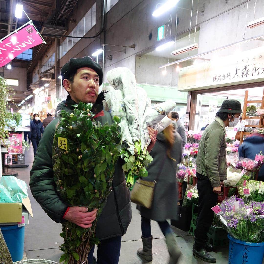 のインスタグラム：「In this week’s Timeout, Alex Martin looks at the flower business in Japan. He writes: “In a shrinking industry, independent florists such as [Tsuyoshi] Hirasawa often endure long, cold, poorly paid hours to stay afloat. However, the blooms and bouquets he assembles celebrate relationships, console the sick and infuse color in the drab monochrome of everyday life. There’s a story behind each order, a sentimental element obscured by the urban hustle but treasured by those in the centuries-old trade.” Story link in the bio. (Alex Martin photos) . . . . . #flowers #florists #Otashijo #花 #花屋 #太田市場」