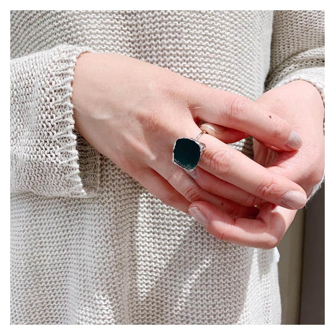 SHENERYさんのインスタグラム写真 - (SHENERYInstagram)「ㅤㅤㅤㅤㅤㅤㅤㅤㅤㅤㅤㅤㅤ 天然石の存在感あるリングが入荷致しました。 シルバーの縁取りが涼しげな指元を演出してくれます。 ㅤㅤㅤㅤㅤㅤㅤㅤㅤㅤㅤㅤㅤ ・Agate Ring price:¥4,500+tax color:green/gray ㅤㅤㅤㅤㅤㅤㅤㅤㅤㅤㅤㅤㅤ #SHENERY_official #シーナリー #accessory #ring #2019SS #SHENERY2019SS」3月25日 20時53分 - shenery_official