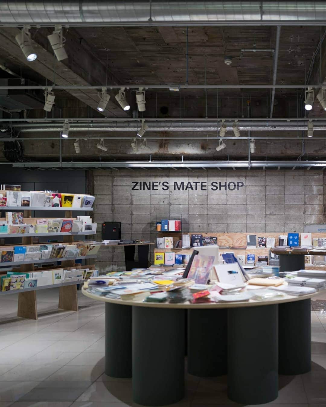 GINZA SONY PARK PROJECTさんのインスタグラム写真 - (GINZA SONY PARK PROJECTInstagram)「【会期延長】開催中の『#006 TOKYO ART BOOK FAIR: Ginza⁣ Edition』は、好評につき4/14(日)まで会期を延長！⁣ ⁣ ⁣週末の出展者ブースや展示会の追加開催に加え、アートブック販売機やZINE'S⁣ MATE SHOPなど引き続きお楽しみいただけます。  10店舗以上のカレー屋が日替わりで出店するCURRY TRUCKも4/14(日)まで延長します！ ⁣ ⁣お越しいただくたびに、きっとまた新たな出会いがあるかもしれません。ぜひ、お立ち寄りください。  #ginzasonypark⁣ #銀座ソニーパーク #GS89 #TABF #TOKYOARTBOOKFAIR #アートブック #ZINE #zinesmate #ZinesMateShop⁣ #artbook #読書 #本 #ginza #銀座」3月25日 21時05分 - ginzasonypark