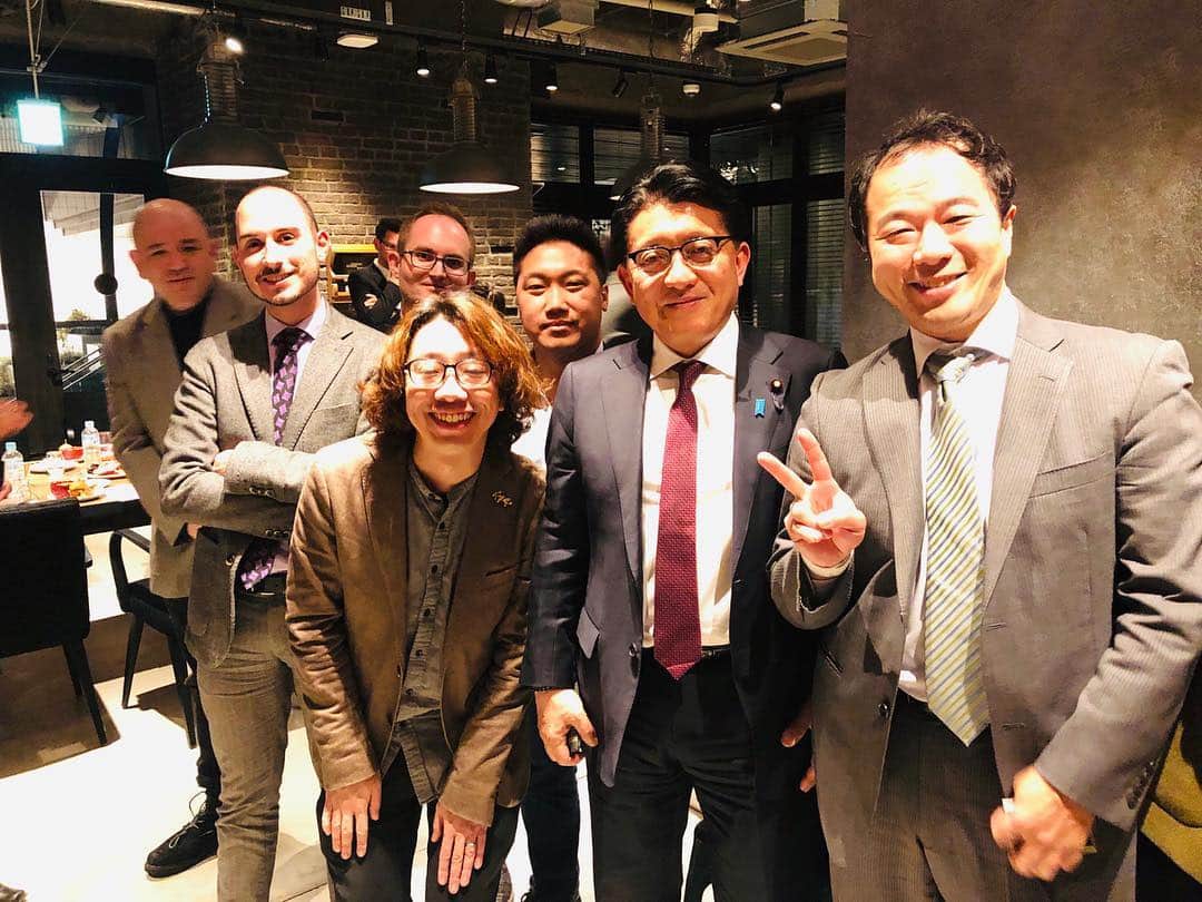 平井卓也さんのインスタグラム写真 - (平井卓也Instagram)「第2回「EUREKA!懇談会ーAmigos de Japon－」をアークヒルズ森ビル KaleidoWorksにて開催。クールジャパンに関して、日本ファンの外国人有識者の方々とフランクに議論し、日本の魅力や我々では気づかない論点や問題点について整理を進めています。今回も梅澤さんのモデレートで7人の外国人有識者の方々と意見交換。日本の魅力、課題、対応案などについて多様な意見をいただきました。新たなクールジャパン戦略の策定に向け、検討を進めてまいります。懇談会の開始前に会場隣にある富士通が作ったTechShopも視察しました。 #平井卓也 #クールジャパン戦略 #EUREKA!懇談会ーAmigos de Japon－ #innovation team dot  #KaleidoWorks #cooljapan  #takuyahirai #eureka  #TechShop」3月25日 20時58分 - hiratakuchan0125