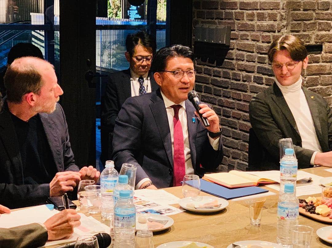 平井卓也さんのインスタグラム写真 - (平井卓也Instagram)「第2回「EUREKA!懇談会ーAmigos de Japon－」をアークヒルズ森ビル KaleidoWorksにて開催。クールジャパンに関して、日本ファンの外国人有識者の方々とフランクに議論し、日本の魅力や我々では気づかない論点や問題点について整理を進めています。今回も梅澤さんのモデレートで7人の外国人有識者の方々と意見交換。日本の魅力、課題、対応案などについて多様な意見をいただきました。新たなクールジャパン戦略の策定に向け、検討を進めてまいります。懇談会の開始前に会場隣にある富士通が作ったTechShopも視察しました。 #平井卓也 #クールジャパン戦略 #EUREKA!懇談会ーAmigos de Japon－ #innovation team dot  #KaleidoWorks #cooljapan  #takuyahirai #eureka  #TechShop」3月25日 20時58分 - hiratakuchan0125