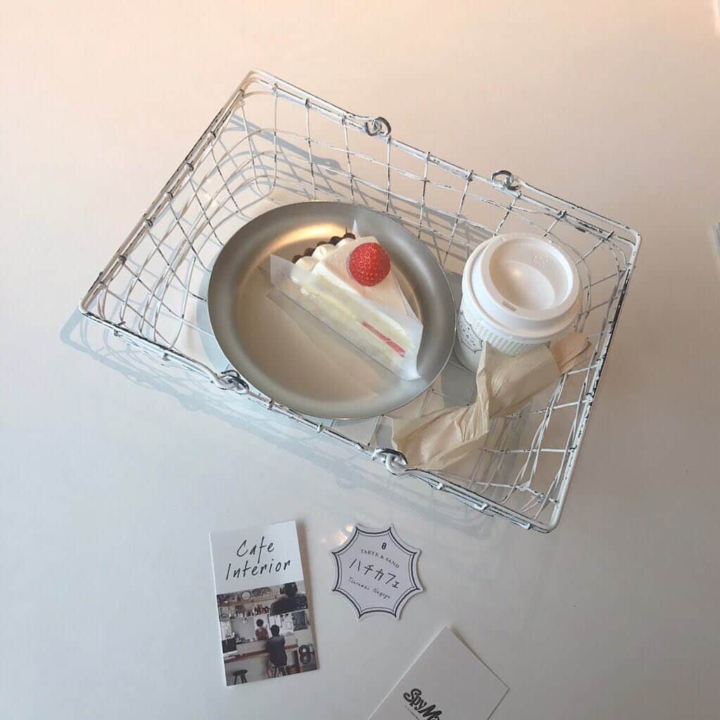 RiLiさんのインスタグラム写真 - (RiLiInstagram)「. 名古屋にある「ハチカフェ」🍰☕ なんとも斬新でおしゃれなのが かごに入れて渡してくれるんだとか😍？ . . 写真は @manami___1222  さん💕 ． . ❣ ❣ ❣ ❣ ❣ アプリやSNSで掲載させていただくお写真募集中😘📸 かわいいコーデやアイテム、注目スポットなどが撮れたら、#rili_tokyo  を付けて投稿❗ . #rili #春 #名古屋 #名古屋カフェ #ハチカフェ #ケーキ #スイーツ #デザート#お洒落さんと繋がりたい #おしゃれさんと繋がりたい#카페스타그램」3月25日 21時01分 - rili.tokyo