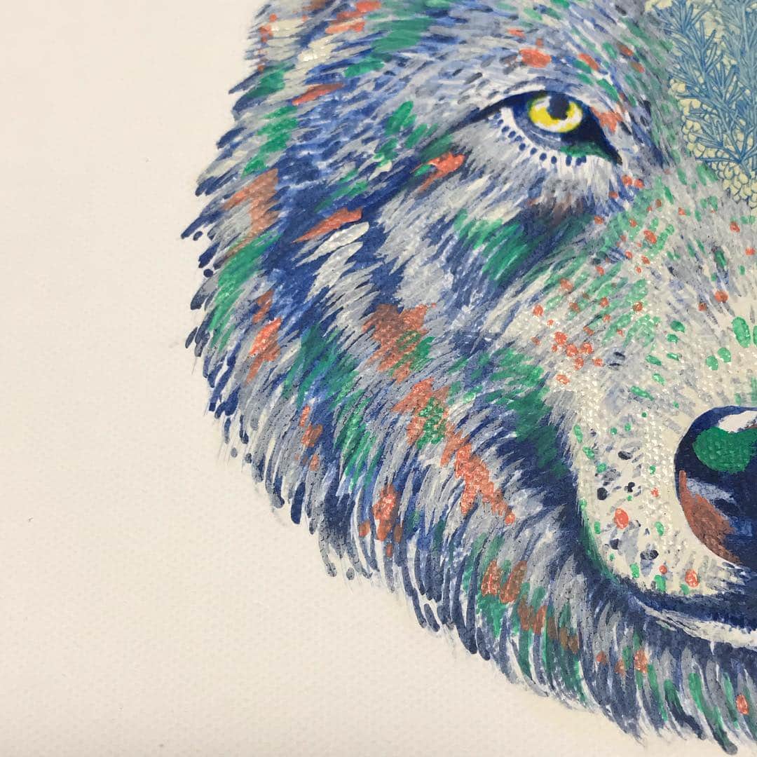のインスタグラム：「オオカミ展 vol.3のため、作品描き描き… 新しい試みやってみたらまた考えすぎでなかなかすすまないけど、今週末には搬入っ💦  てなわけで、  D[di:]も2017年より毎年参加しているオオカミ展の第三回めのグループ展が、桜の季節に恵比寿と広尾の間にあるオリエンタルダイナー IGAOで今年も開催します。  日本では１５０年ほど前に人間の手によって絶滅させられてしまったオオカミを、主に東京を中心に活躍するアーティストたちの手で作品におとしこみ、その存在の尊さと意味を再確認しようというこの展示会も３年めっ‼️ 皆さま、レセプションには、私も夕方17時ころ行きます予定なんで、遊びにきてね❤️ 第３回オオカミ/Wolf 展 IGAO(恵比寿) ３月３１日（日）～４月２８日（日）２０１９年 東京都渋谷区広尾１−１１−２  オープニング：レセプション／パーティー３月３１日（日）昼頃～夜 日本オオカミ協会によるプレゼンテーション／トーク（予） パフォーマンス（予） DJ その他 クロージング：４月２８日（日） 未定  IGAO 東京都渋谷区広尾１−１１−２ 03-5793-3778  参加アーティスト： Takeru Amano Ian Anderson Bakibaki Natalia Bieganska Michael Black Simon De Boer BOXER JUNTARO Cohshi. D[di:] DEADKEBAB フクモトシンジ Daniela Garza Ginji 萩山たかひろ 稲葉怜 岩切章悟 Takeru Iwasaki Jaako Shimon Kato Hideyuki Katsumata Kaz Kodai 松岡友 Mighty Mummy Frogs→ NANDE 苦虫ツヨシ Ocho オダユウジ Ryuichi Ogino Shiora Naito Shun Okunuki 雄猿 皿 SUI THE TOKYO 立花諭 高橋洋平 tAt 寺尾サトミ Tsuka Yao Yoshi47 他  #d_official #art #オオカミ展 #wolfart #animalart #wolf #extinctionanimal #oilpainting」