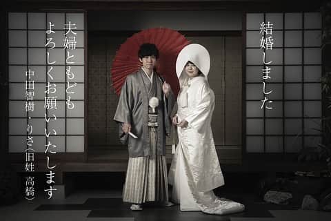 ゼクシィさんのインスタグラム写真 - (ゼクシィInstagram)「【“顔が見える”結婚報告っていいね！ 前撮り写真の上手な活用術】 . ふたりの結婚をみんなに知らせる「結婚報告」💌。 結婚報告は、“夫婦になったふたり”の姿を 初めてゲストにお披露目するものになるので、 しっかりふたりの顔が見える 写真を使うのがベスト😆👌✨ . 1枚目は「仲良しなふたり」の顔が見える “ナチュラルスタイル” 等身大のふたりをゲストにも知ってほしいと 考える飾らないふたりの報告には、 普段の空気感をナチュラルな写真で 伝えるのがおすすめ☺️🎶 . 2枚目は「面白いふたり」の顔が見える “ユニークスタイル” 決めすぎた写真を撮るのはちょっと照れくさい…… そんなふうに感じるふたりの報告は、 遊び心たっぷりに“らしさ”をユニークな 写真で伝えるのがおすすめ😝❣️ . 3枚目は「きちんとしたふたり」の顔が見える “フォーマルスタイル” 結婚はふたりの人生の節目になるものだから、 しっかりけじめをつけたいと考えるふたりの報告は、 フォーマルな写真で伝えるのがおすすめ☝️ . 4枚目は「ラブラブなふたり」の顔が見える “スイートスタイル” ふたりの幸せをゲストにもお裾分け。 お互いを思い合う気持ちをゲストにも 伝えたいふたりの報告は、 ラブラブな雰囲気を切り取ったスイートな 写真で伝えるのがおすすめ😌💓 . 皆さんはどんなふうに結婚報告をしましたか？🌟 . ポイントの詳細は#ゼクシィアプリ 記事をチェック！ “顔が見える”結婚報告っていいね！前撮り写真の上手な活用術 . +♥+:;;;:+♥+:;;;:+♥+:;;;:+♥+:;;;:+♥+:;;;:+♥ . プロポーズから結婚式まで素敵なお写真募集中！ . ゼクシィ公式アカウントでお写真を紹介してみませんか？ 【#ゼクシィ2019】 を付けて投稿してください📷🌟 . +♥+:;;;:+♥+:;;;:+♥+:;;;:+♥+:;;;:+♥+:;;;:+♥ . ▼花嫁さんダウンロード数No.1 ゼクシィアプリはURLから💕 @zexyrecruit . #結婚報告#結婚報告ハガキ#前撮り#後撮り#ロケフォト#フォトツアー _ #ブライダルヘア#前撮り指示書#前撮りポーズ#披露宴#ウェディングフォト#卒花#卒花嫁#2019冬婚#2019秋婚 _ #2019夏婚#2019春婚#結婚準備#結婚式準備#全国のプレ花嫁さんと繋がりたい#日本中のプレ花嫁さんと繋がりたい#花嫁#ウェディング#プレ花嫁#結婚式 _ #ゼクシィ#ちーむゼクシィ#プロポーズされたらゼクシィ」3月25日 21時01分 - zexyrecruit