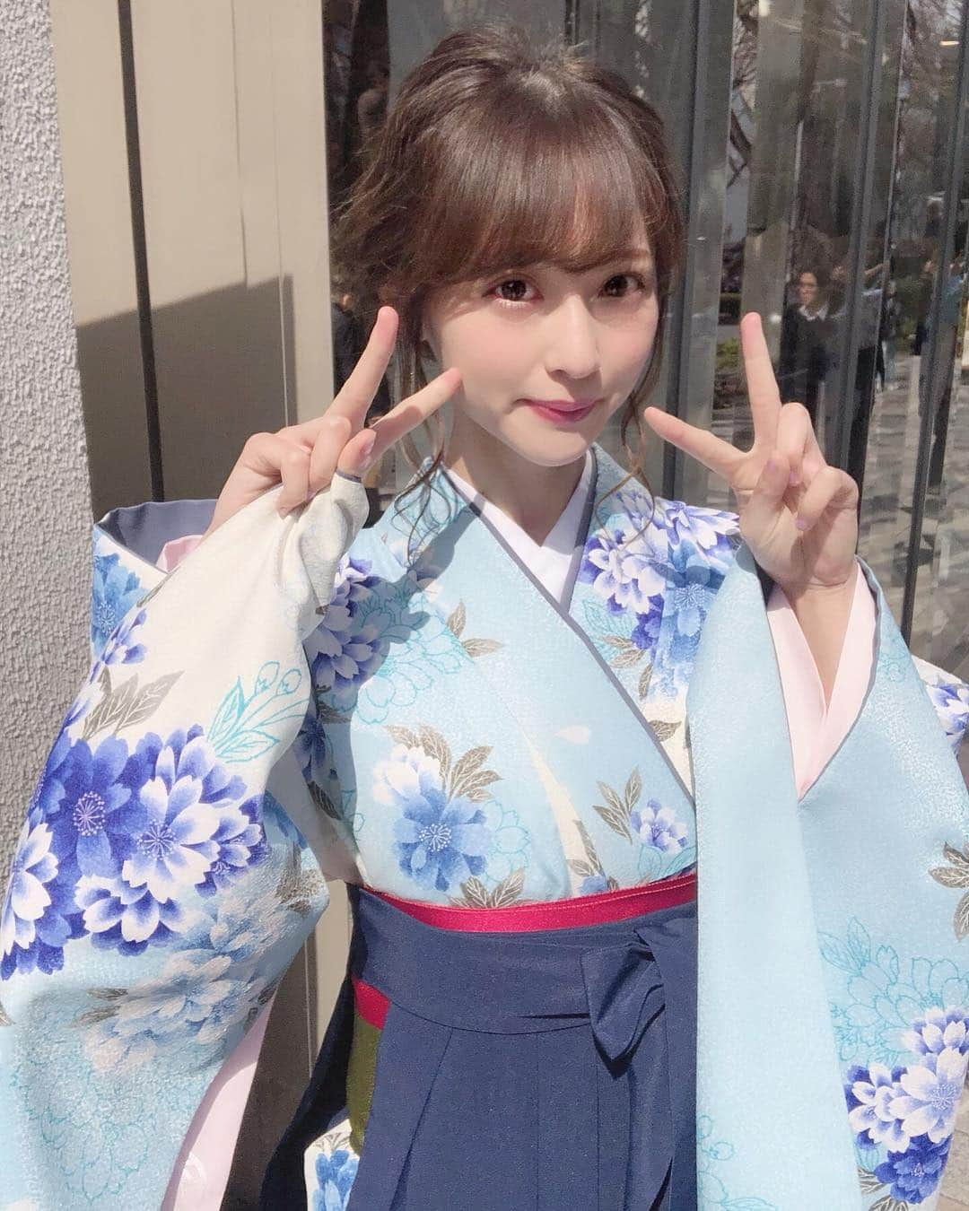 小西恭平さんのインスタグラム写真 - (小西恭平Instagram)「のうみさんの卒業式のヘアセットやらせていただきました！﻿ ﻿ 自分は日頃からセットに自信もなくお願いされるなんて思っていなかったので、卒業式のヘアセットをお願いされた時は俺でいいの？って思わず聞いてしまいました笑﻿ ﻿ 普段はヘアセットはお断りするのですが、僕が一番お世話になってるモデルさんであり、今の自分があるのはのうみさんのおかげなので、卒業式のヘアセットなんてかなりプレッシャーでしたが精一杯やらせていただきました！！﻿ ﻿ ﻿ ヘアセットが上手な美容師さんなら10分くらいでできるものを僕は一時間くらいかかってしまったし、ヘアセットが上手な美容師さんからしたら簡単なスタイルかもしれませんが、会場で一番可愛いと思ってもらえるような気持ちで作りました！！﻿ ﻿ ﻿ なにより嬉しかったのは、当日俺なんかにお願いしてくれてありがとうって言ったら、「上手いとか関係なくこにたんがやるから意味があるんだよ」って言われて内心泣きそうになるくらいうれしかった！﻿ ﻿ のうみさんは言ったこと覚えてないと思うけど笑﻿ ﻿ 技術や接客が上手い美容師さんはたくさんいると思うけど、自分はこういう風にお客様から思ってもらえるような美容師を目指そうと思いました！！﻿ ﻿ いつも予約が取りづらいなか僕を指名して下さりありがとうございます！﻿ ﻿ 僕はあまり表情に出すのは下手ですし、時には無愛想だと感じさせてしまう時があるかもしれません、でも、担当させていただいてる時はこの人を絶対可愛く、綺麗にするぞ！って思ってます！﻿ 感情無さそうって言われますが、感情を出すのが下手なだけで、心はいつも🔥燃えてます！！﻿ ﻿ 今日は良いことに改めて気付けた良い日でした😊﻿ ﻿ これからもよろしくお願いします✂️﻿ ﻿ #オブヘア#オブコスメディックス#美容室#ハイライト#原宿#サロンモデル#ミディアム#美容師#グラデーションカラー#fashion #ヘア#アレンジ#ヘアアレンジ#make#zara#ロング#hair#グレージュ#ヘアスタイル#スタイリング#髪型 #メイク#シースルーバング#表参道#ショート#似合わせカット#渋谷#hairstyle#コニタンカット」3月25日 21時03分 - kyohei_konishi